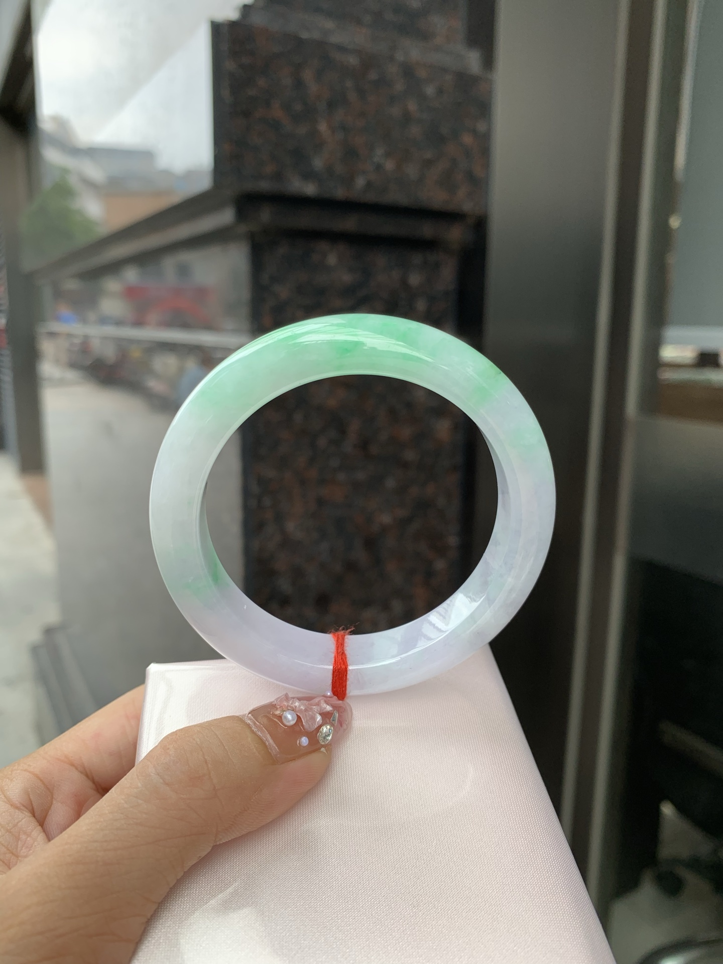 白底青正圈 56.3-9-11.7 0610-N929-2 打灯细纹，底妆水润，有淡淡紫底，半圈绿花点缀，镯色生香，腕间之美，水润中透着灵气，仙气缭绕，温婉可人，举手投足间皆是美好
