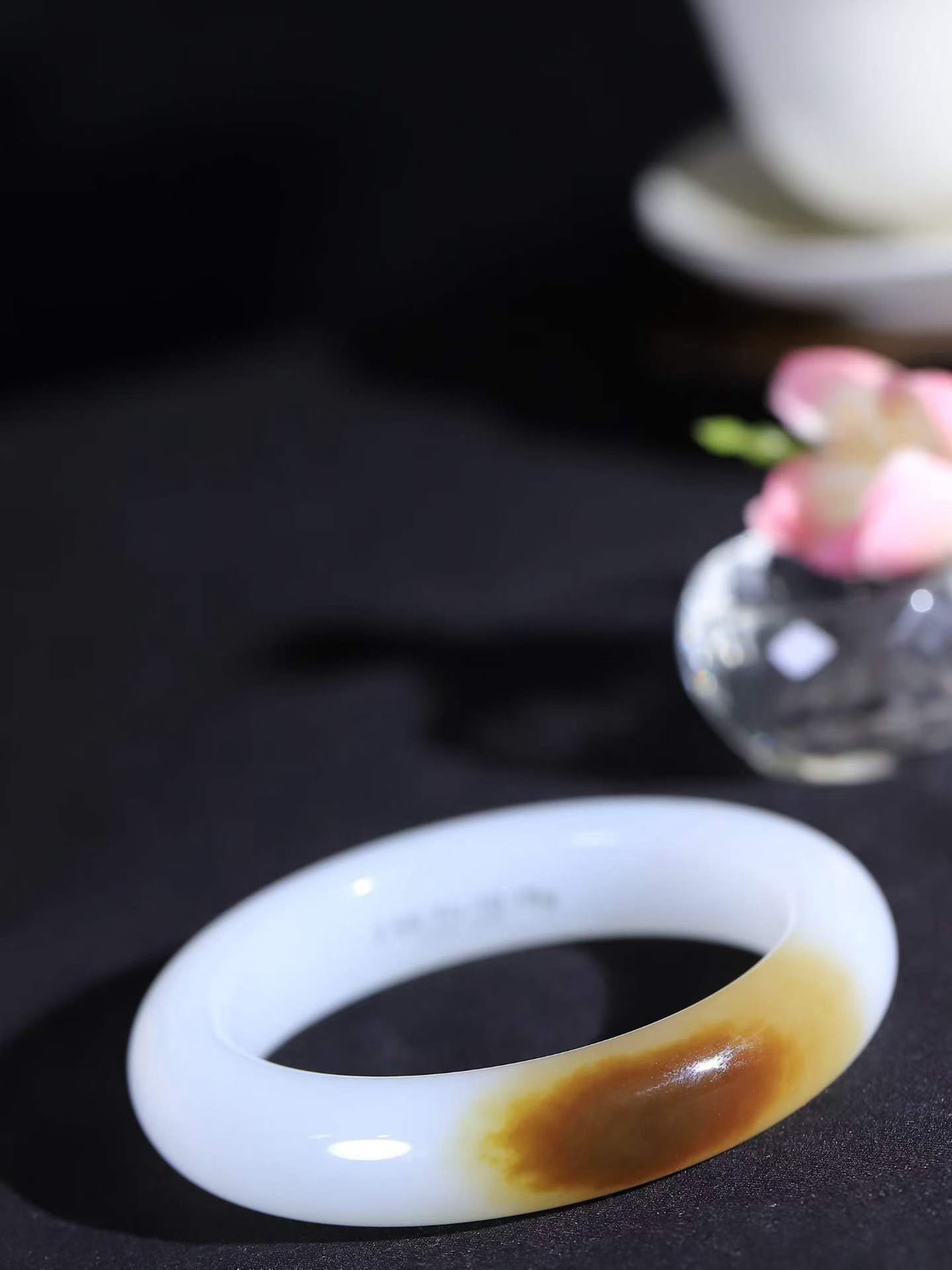 （温柔雅致.手镯）

收藏级臻品️和田玉糖白玉手镯。镯型饱满，温润细腻，脂润沁香。️执一卷书，沏一盏茶，着一袭裙，戴一只镯。淡淡浅笺，素心若兰，静赏玉中诗画。悠悠岁月，芊手轻摘，盛满诗样芳华。重78克   尺寸58-14.5-10.3mm    FDA-32601000