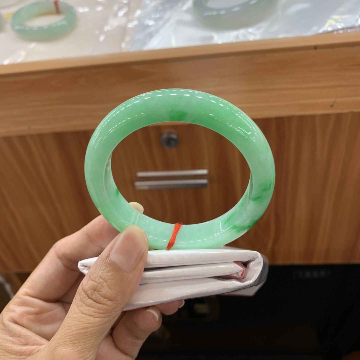 060912MMJ 飘绿正圈翡翠手镯 55.3-12.5-9