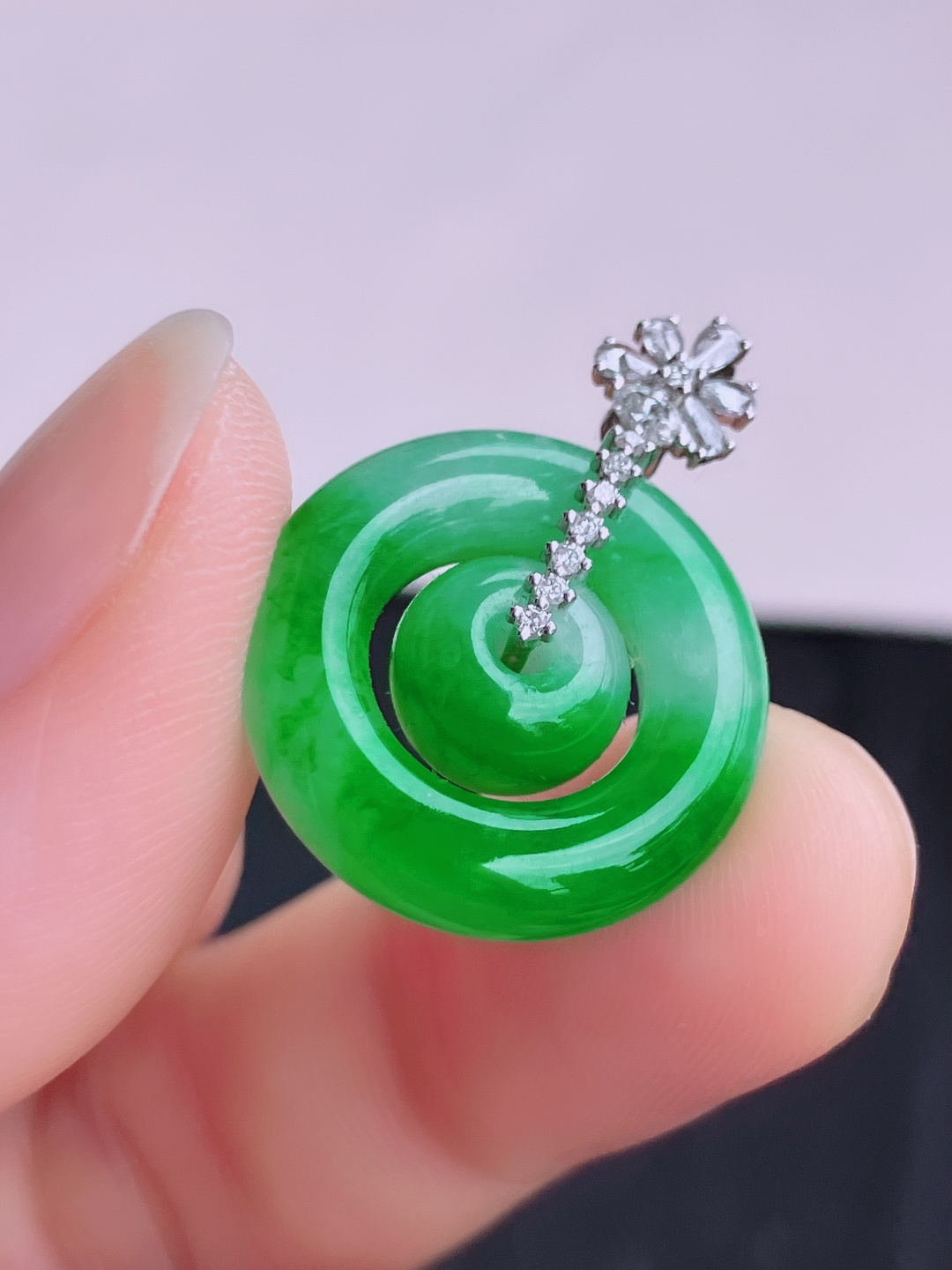 阳绿平安扣，色美清爽，尺寸26/19.3/5/自然光实拍