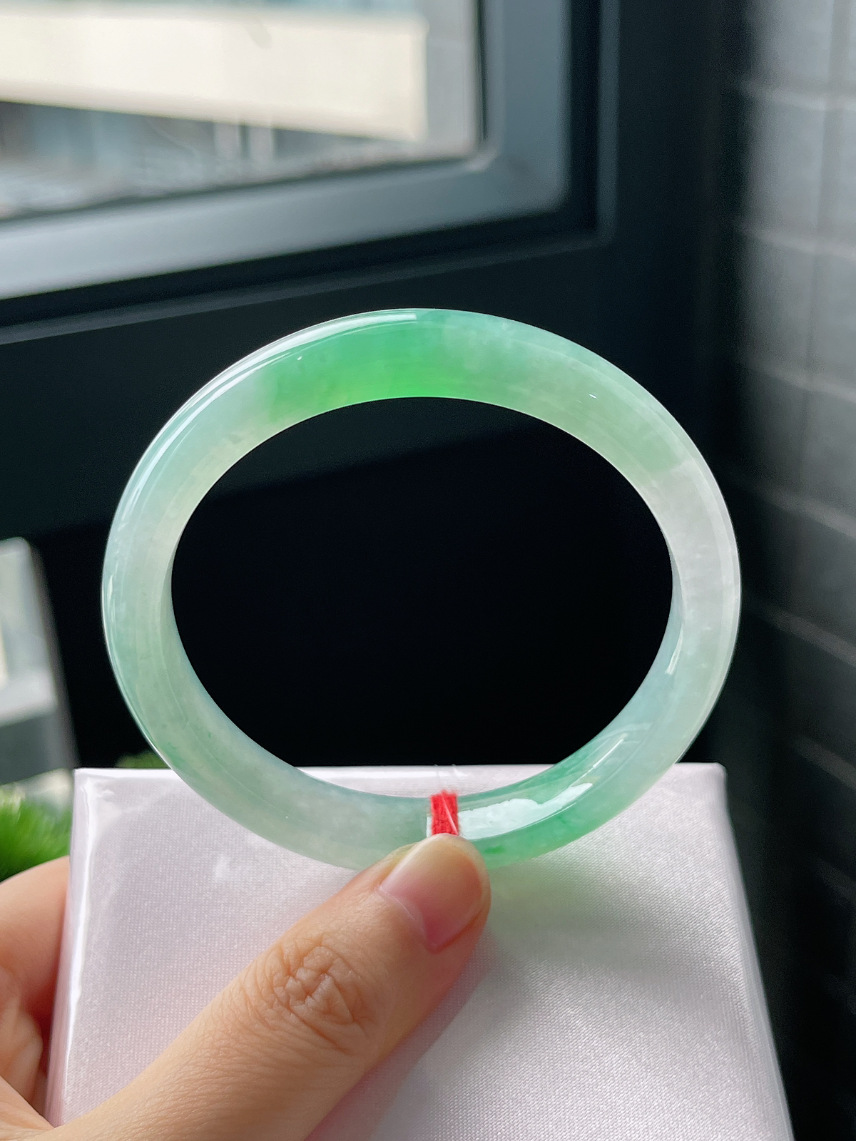 正圈57.5圈口，翡翠冰糯种飘绿手镯