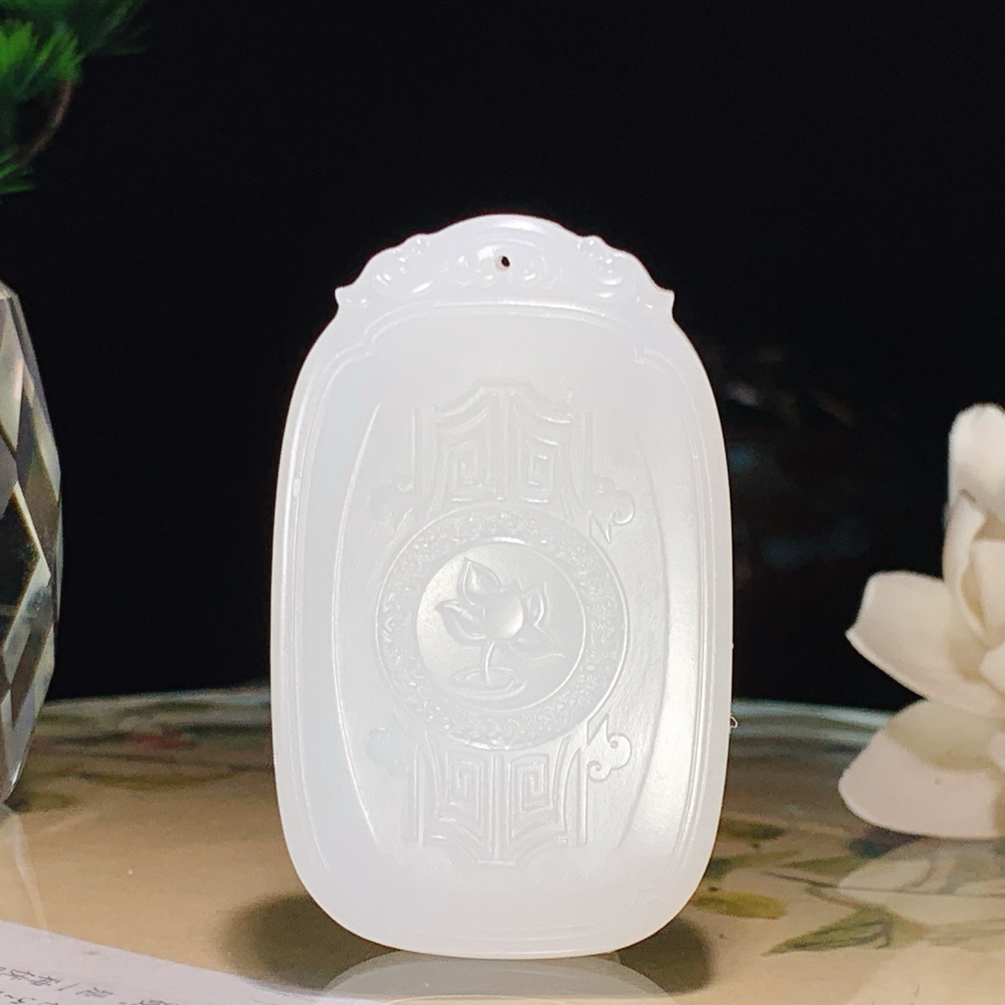 新疆和田玉羊脂白玉大势至菩萨挂件！尺寸53/33/8重33.5克。玉质细腻油润。手推出油。佩戴高端典雅。lt260610