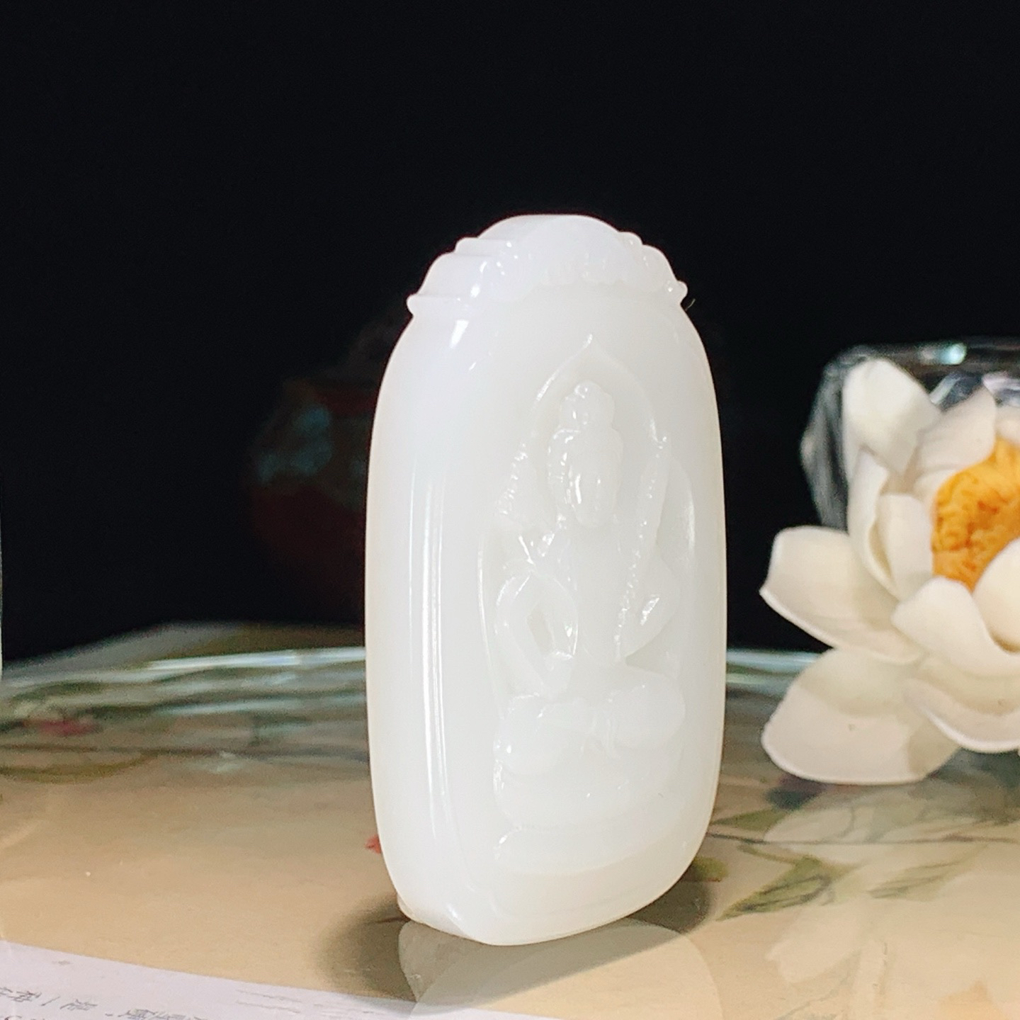 新疆和田玉羊脂白玉大势至菩萨挂件！尺寸53/33/8重33.5克。玉质细腻油润。手推出油。佩戴高端典雅。lt260610