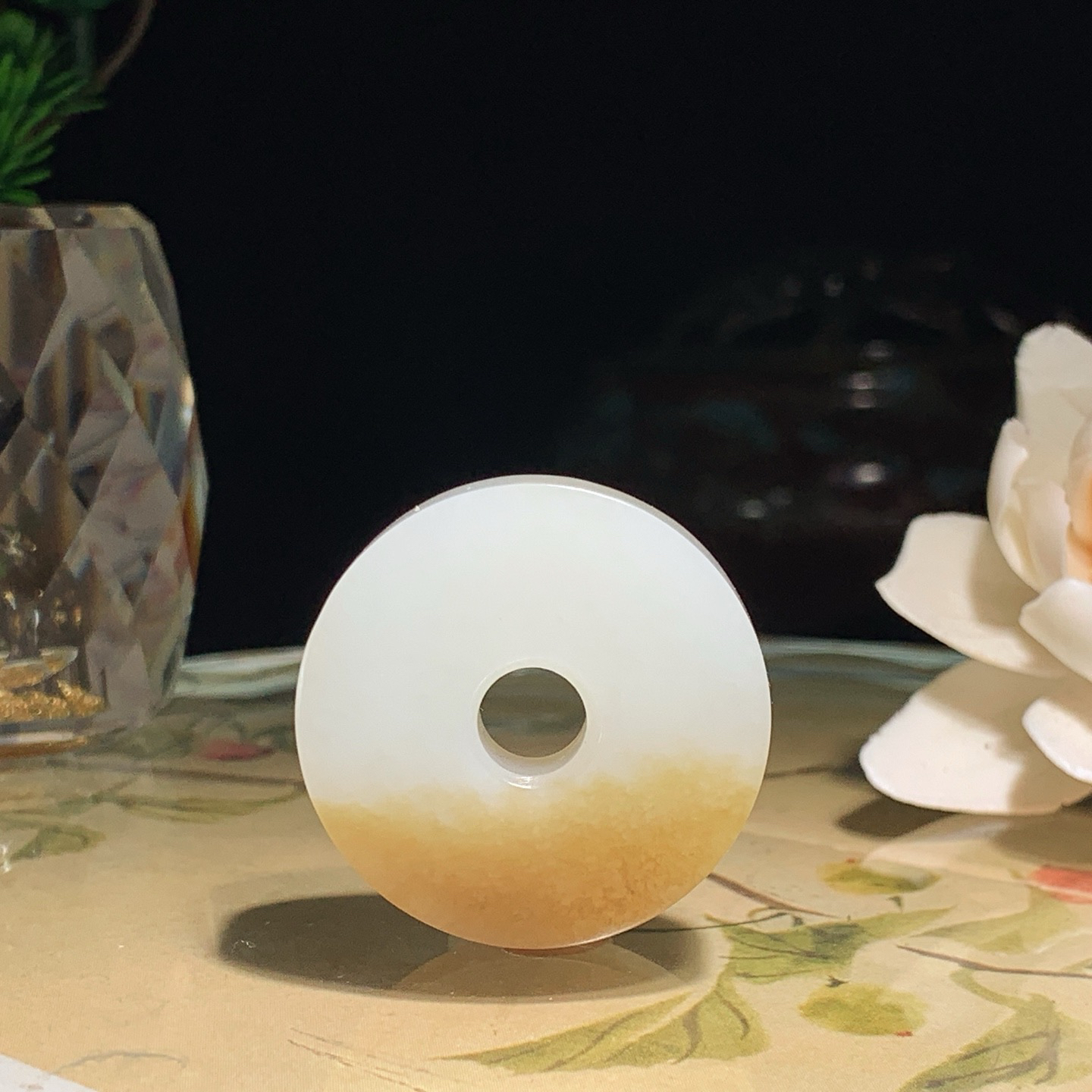 新疆和田玉且末糖平安扣挂件！尺寸30/7重13.8克。玉质细腻油润。手推出油。佩戴高端典雅。lt26