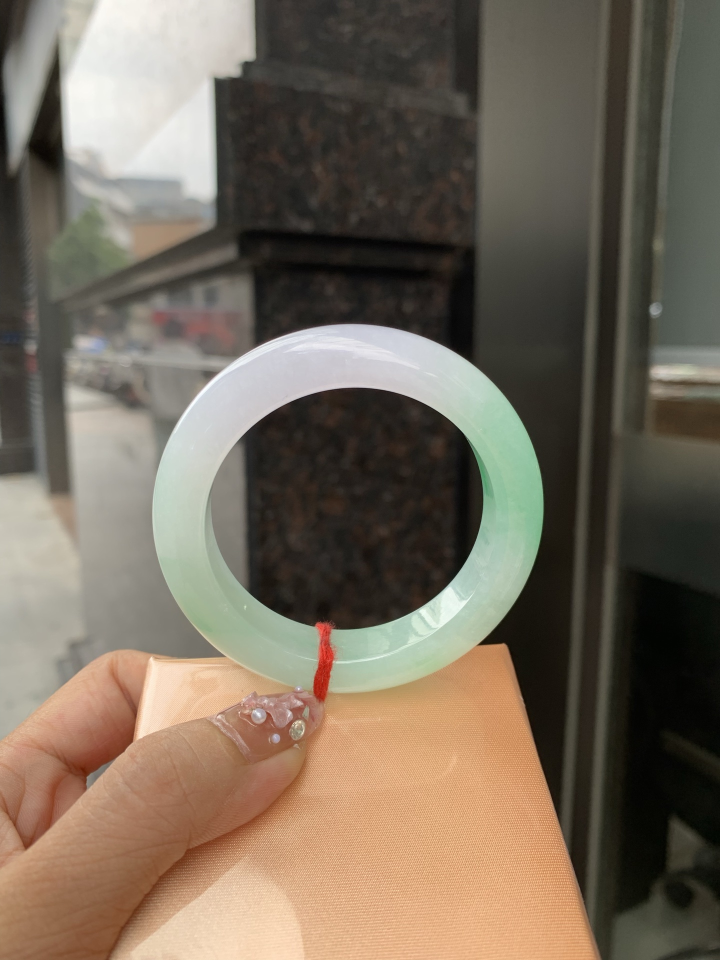 春彩正圈 51.7-9.4-12.1 0610-37054 打灯细纹，一抹阳绿花碰上梦幻般的春，像是融化了的春天，所有的美好交织在一起，让人心生宁静而淡淡的欢喜。