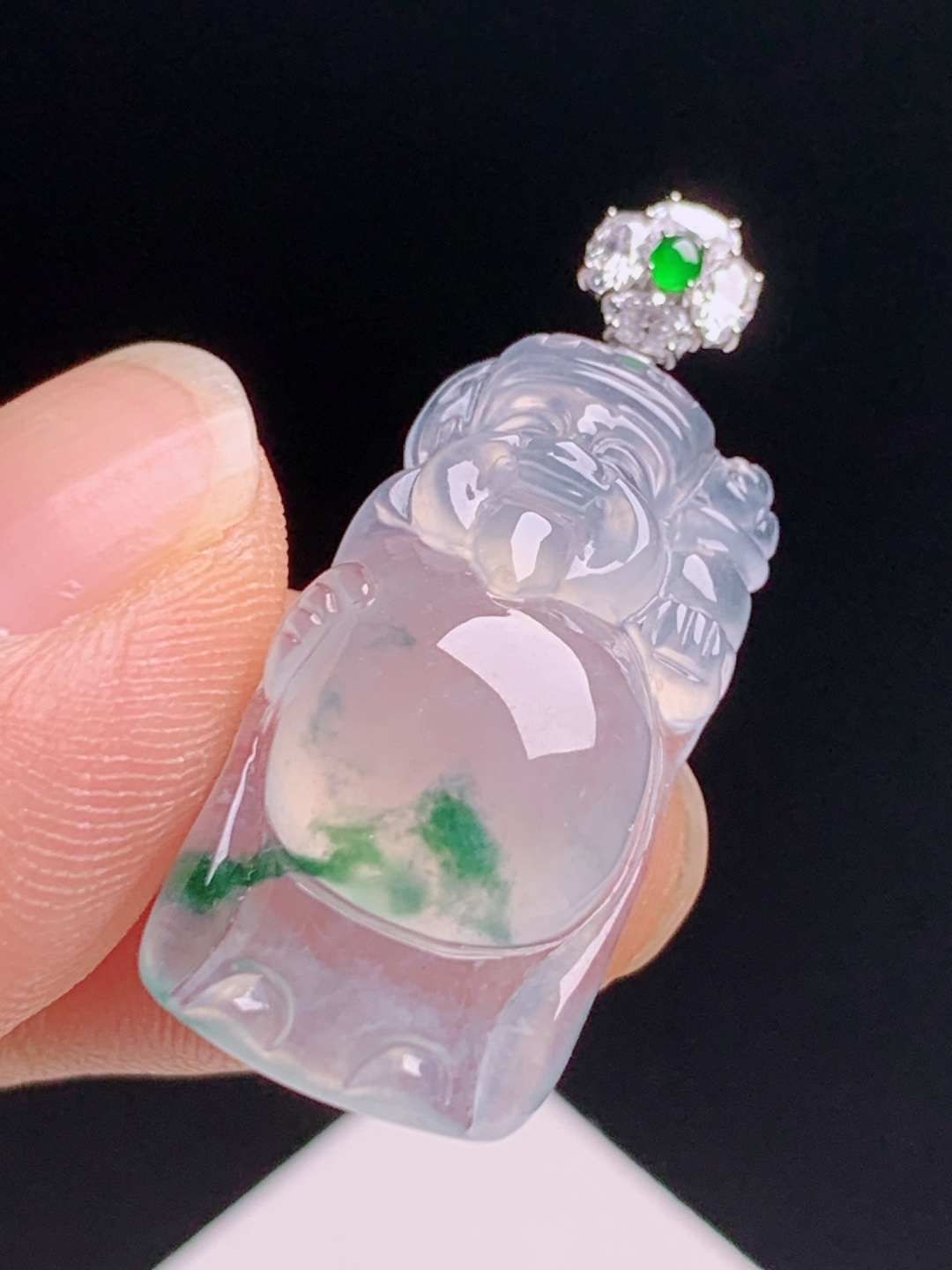 冰种飘花财神吊坠，冰透莹润飘花灵动，雕工精细镶阳绿顶珠招财纳福