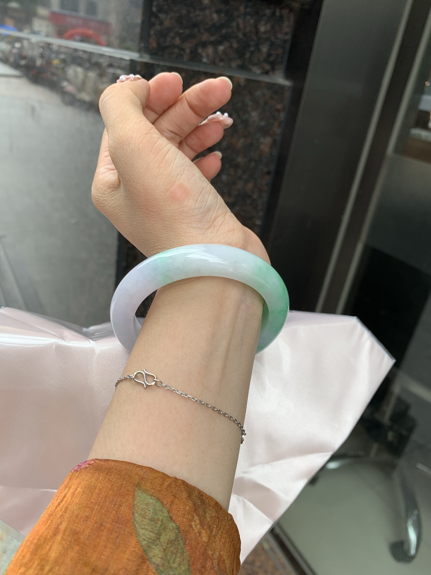 白底青正圈 56.3-9-11.7 0610-N929-2 打灯细纹，底妆水润，有淡淡紫底，半圈绿花点缀，镯色生香，腕间之美，水润中透着灵气，仙气缭绕，温婉可人，举手投足间皆是美好