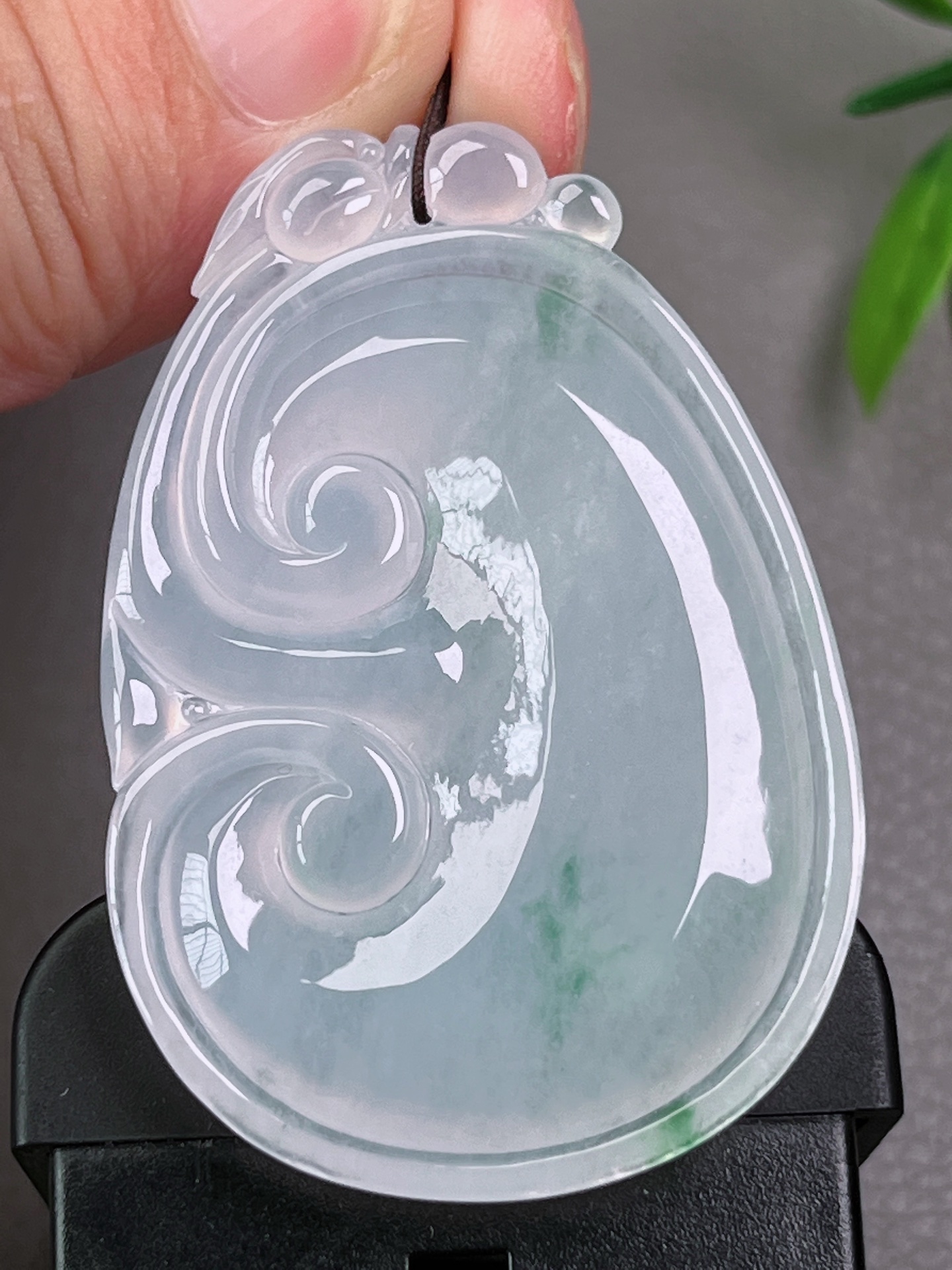 高冰种如意，无裂，油洁，冰透水润，起荧光，尺寸：53.4-35.5-5.8