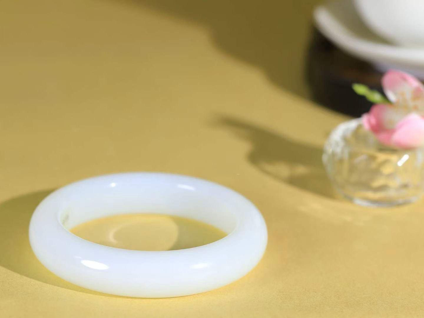 （温柔雅致.手镯）

精品️和田玉白玉手镯。镯型饱满，温润细腻，脂润沁香。️执一卷书，沏一盏