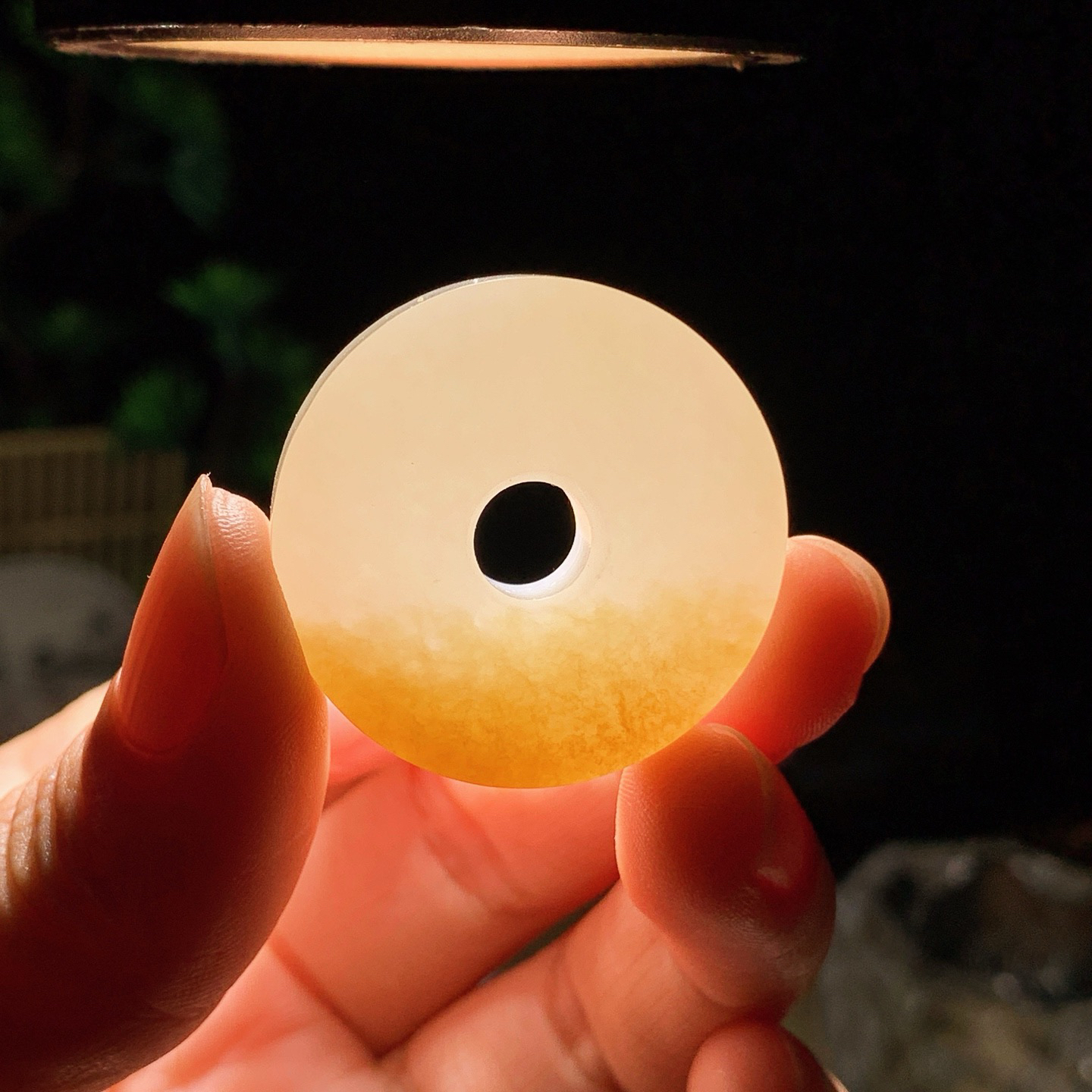 新疆和田玉且末糖平安扣挂件！尺寸30/7重13.8克。玉质细腻油润。手推出油。佩戴高端典雅。lt260610