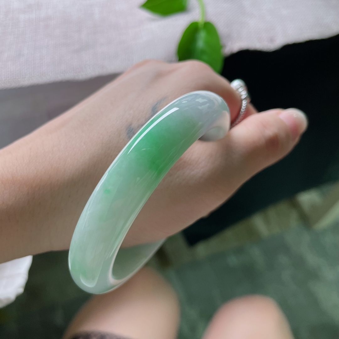 58.2/12.4/8.9飘绿正圈，水润细腻，一抹翠绿，优雅大方，有纹，ss53555a