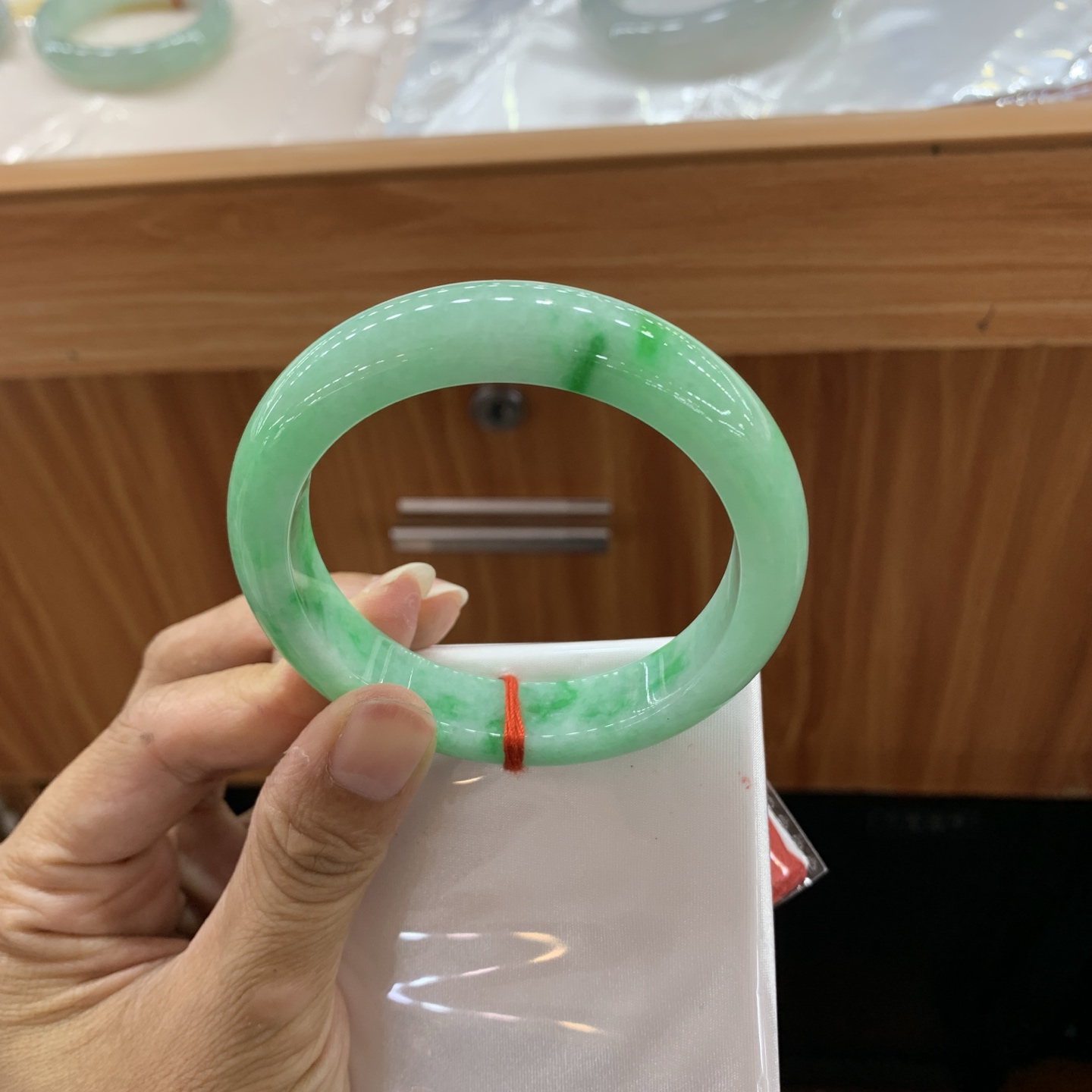 060912MMJ 飘绿正圈翡翠手镯 55.3-12.5-9