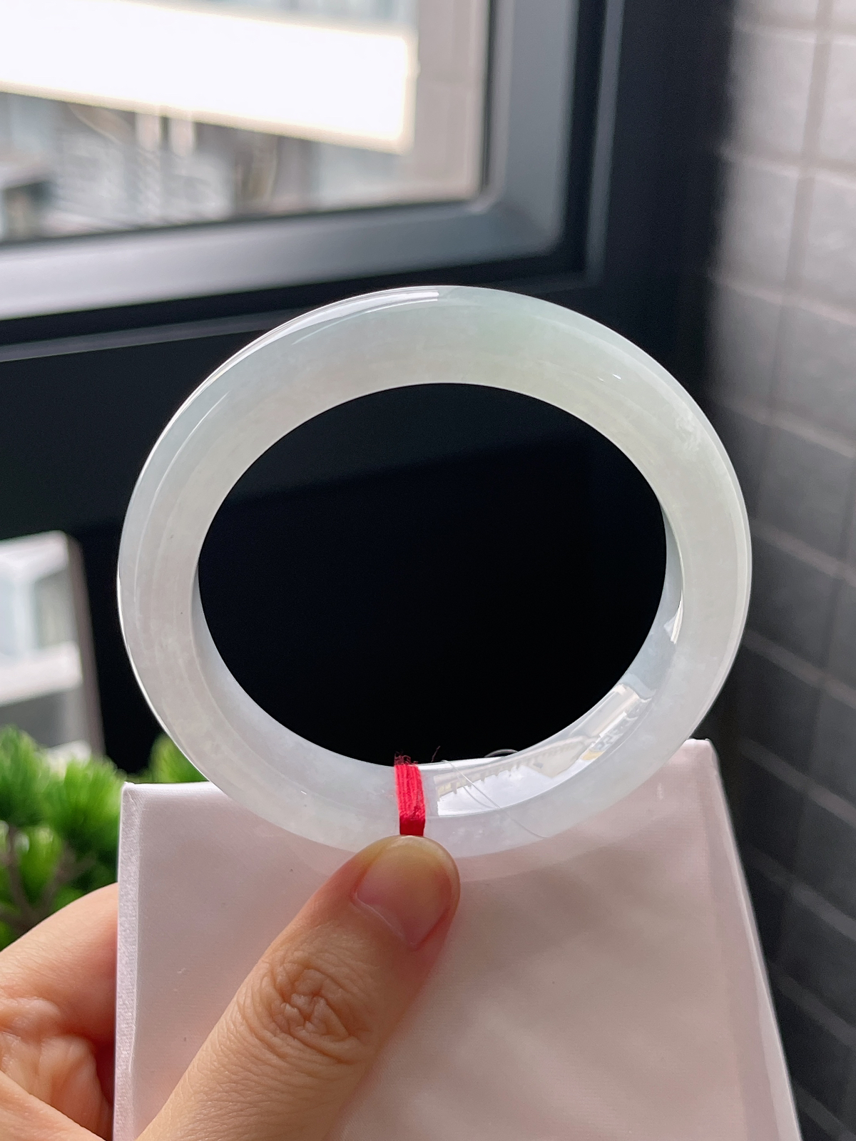 正圈56.7圈口，翡翠冰糯种淡绿色手镯