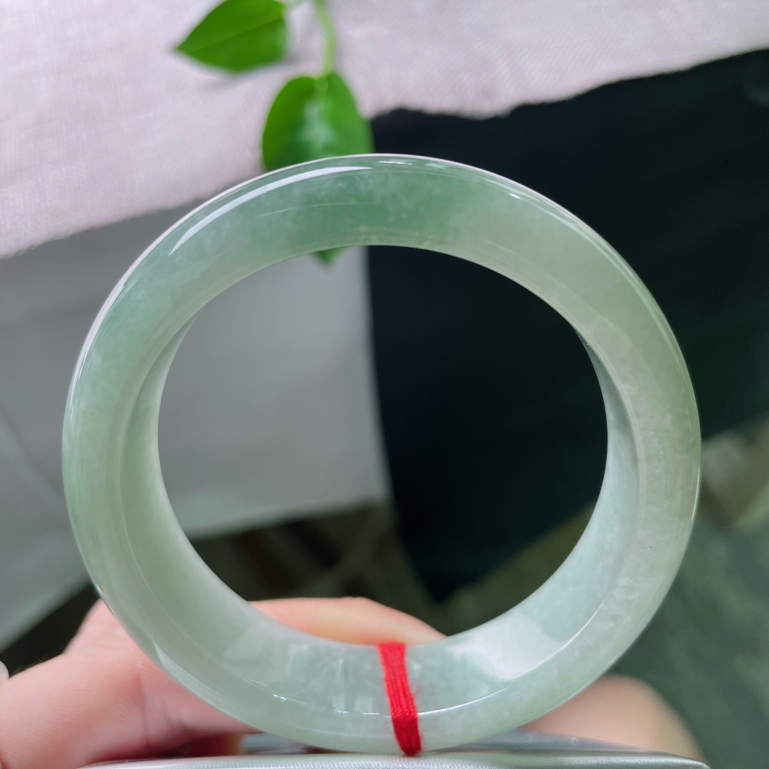 54.5/15.1/8，浅油绿正圈，宽版轮胎镯，大气端庄，水头好，种老，无裂，ss53219a