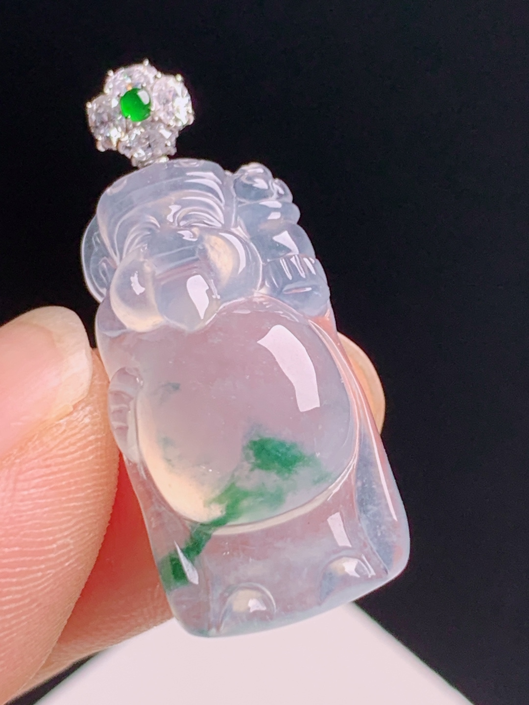 冰种飘花财神吊坠，冰透莹润飘花灵动，雕工精细镶阳绿顶珠招财纳福