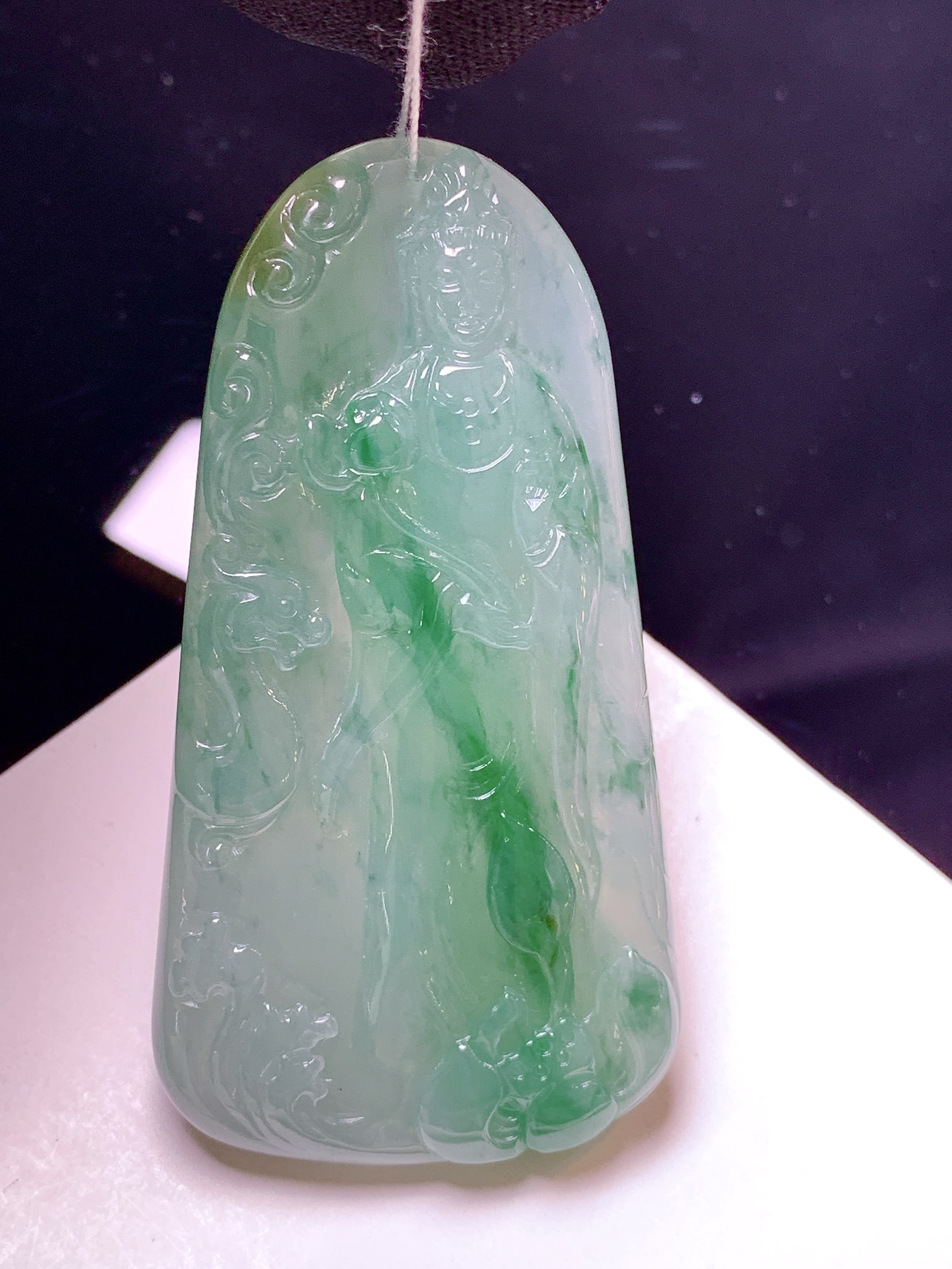 飘绿观音菩萨吊坠 玉质细腻 色泽艳丽清新 整体尺寸64*36*10.6 d1