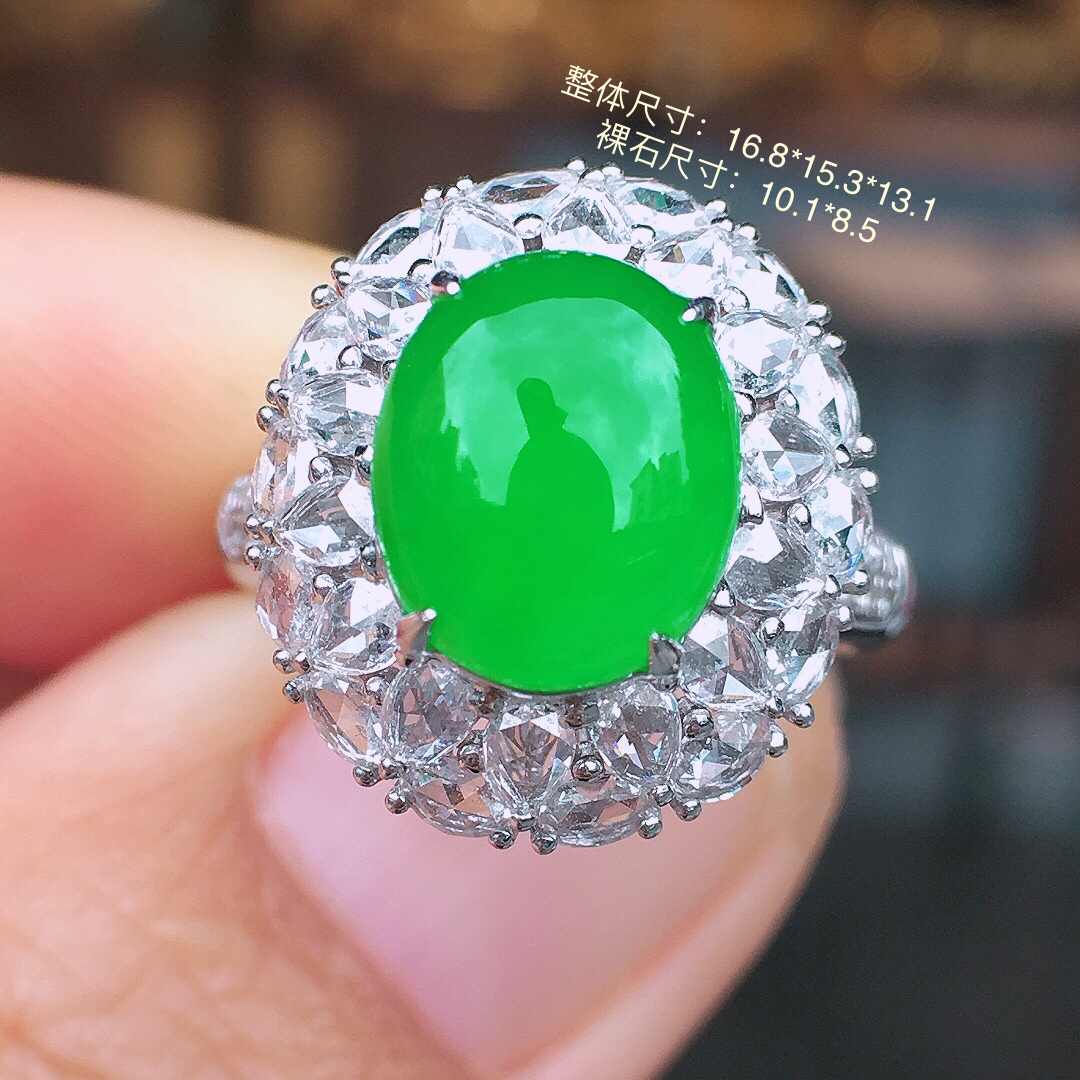 阳绿蛋面戒指，色泽均匀艳丽，玉质细腻，荧光感超
强，饱满圆润，简单大方，尽显优雅气质，18k
金豪华镶嵌