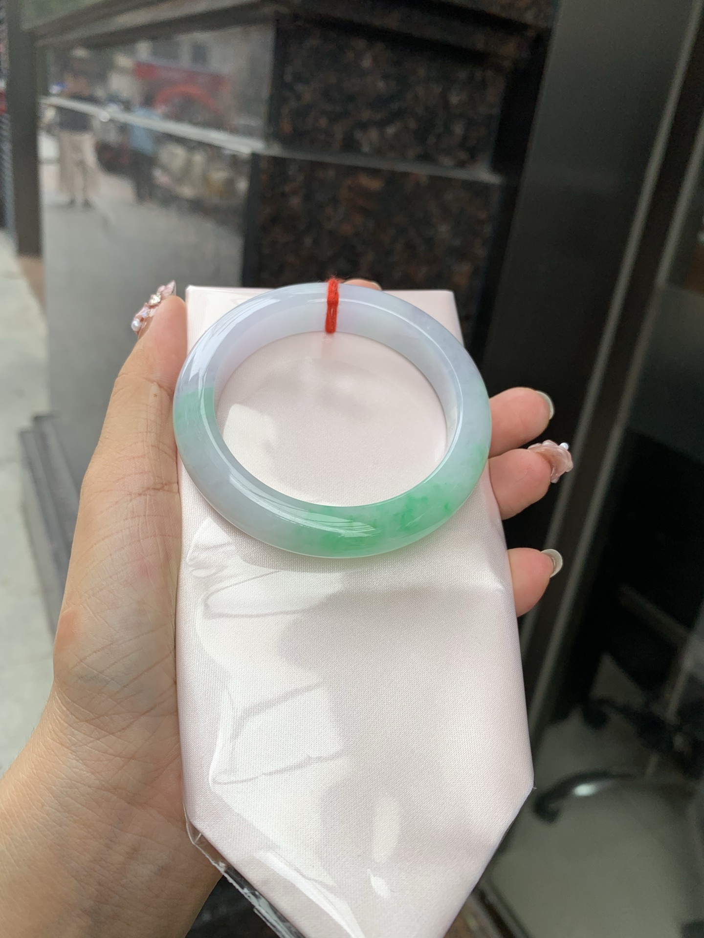 白底青正圈 56.3-9-11.7 0610-N929-2 打灯细纹，底妆水润，有淡淡紫底，半圈绿花点缀，镯色生香，腕间之美，水润中透着灵气，仙气缭绕，温婉可人，举手投足间皆是美好
