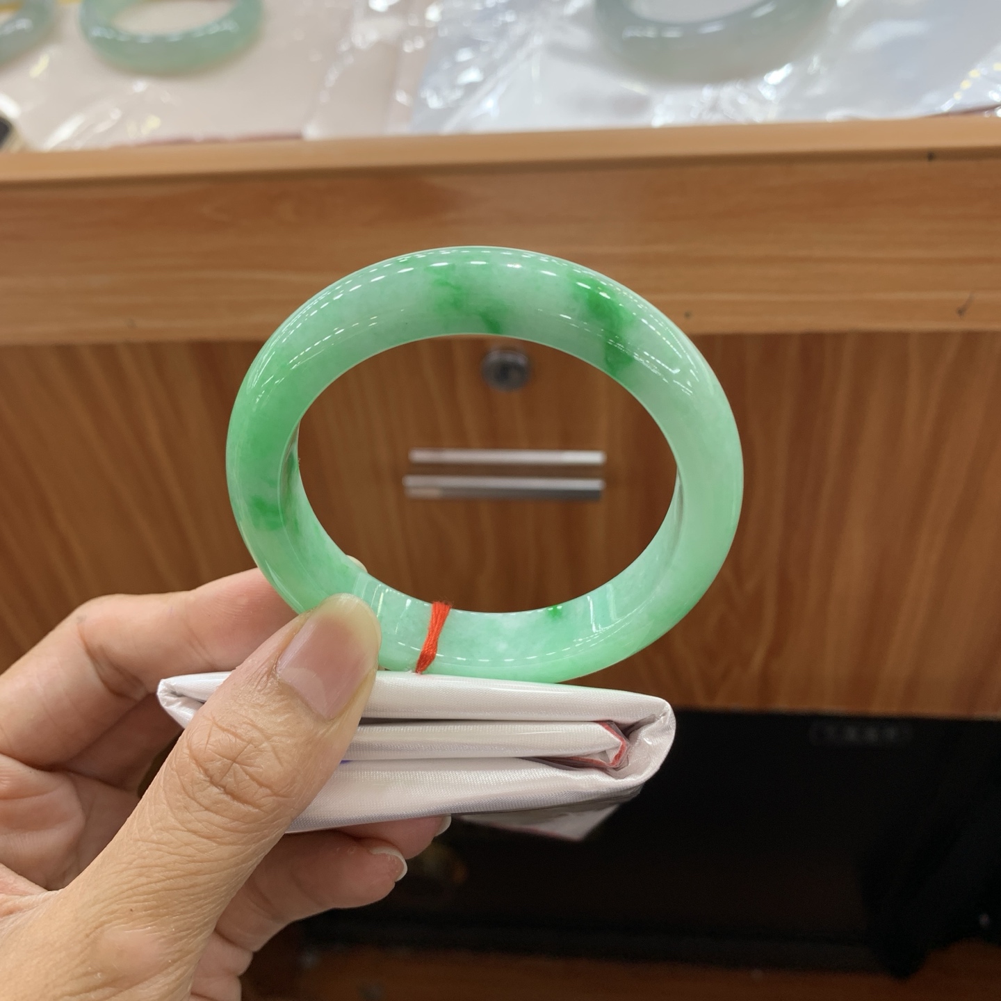 060912MMJ 飘绿正圈翡翠手镯 55.3-12.5-9