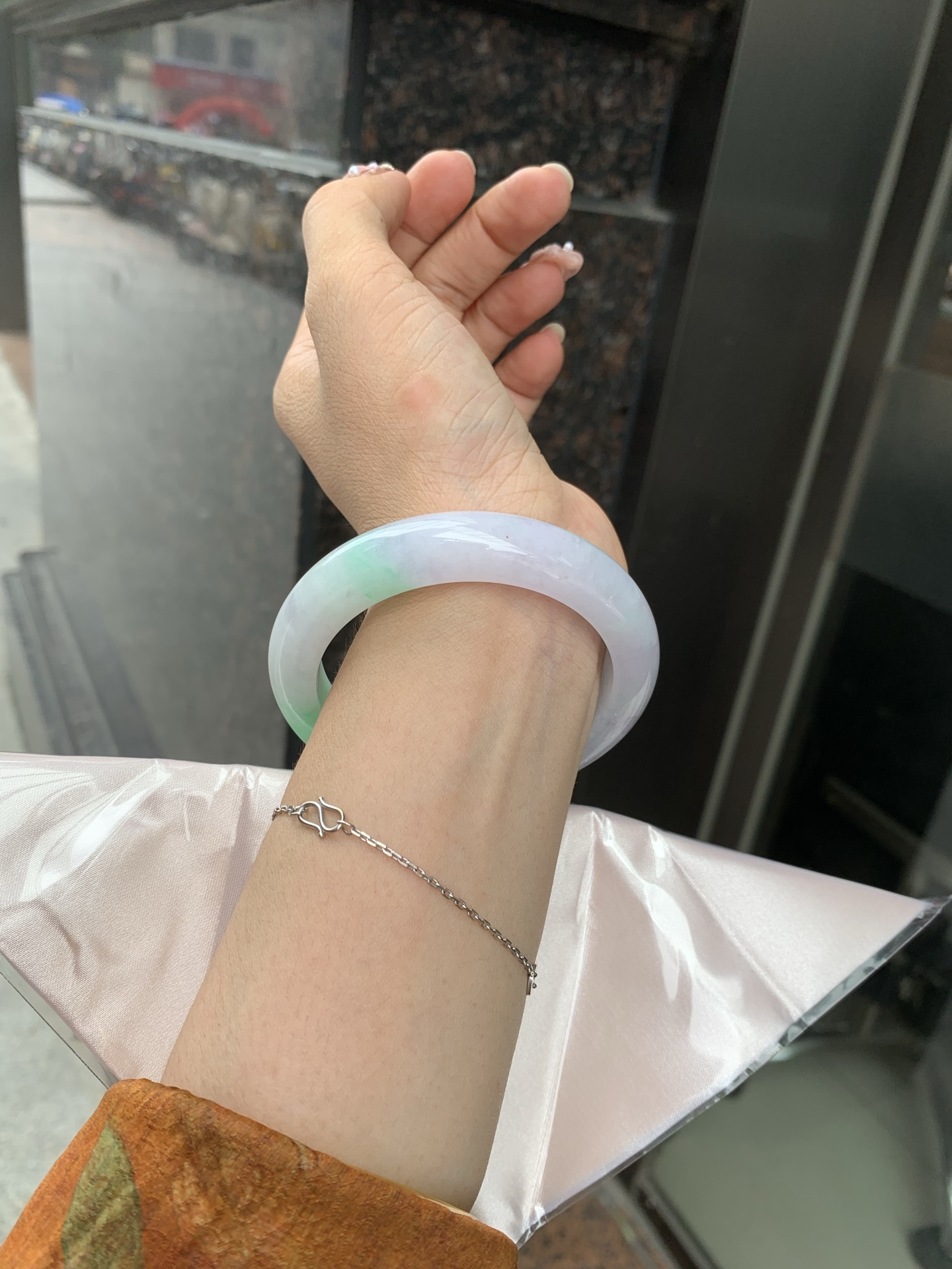 白底青正圈 56.3-9-11.7 0610-N929-2 打灯细纹，底妆水润，有淡淡紫底，半圈绿花点缀，镯色生香，腕间之美，水润中透着灵气，仙气缭绕，温婉可人，举手投足间皆是美好