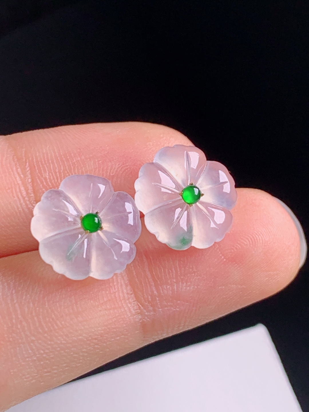 冰飘花花朵耳钉，冰润通透雕工细腻，阳绿配珠点缀清新雅致，小巧百搭