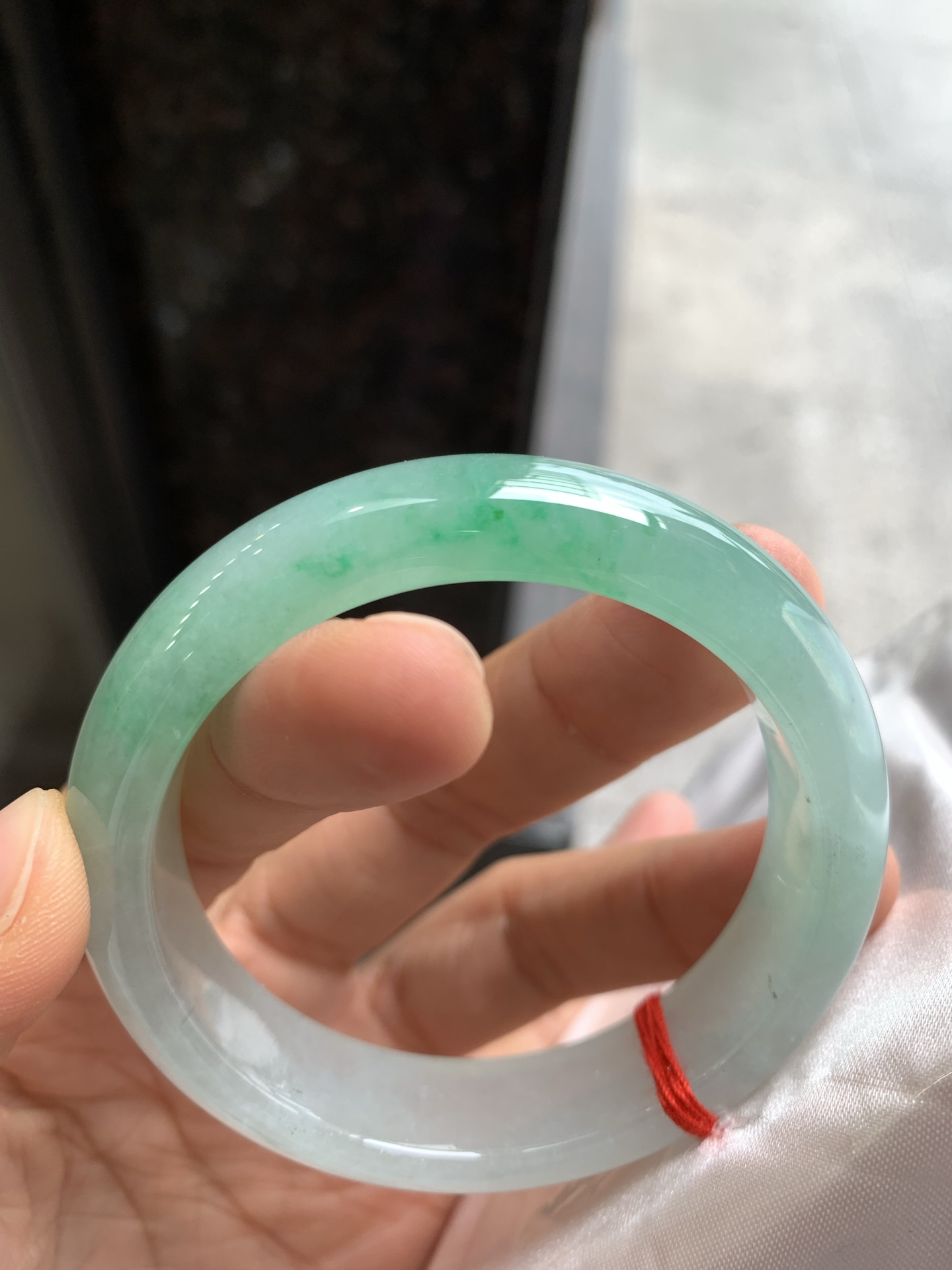 正圈冰飘绿 无裂 尺寸：52/13/8.2 种色俱佳