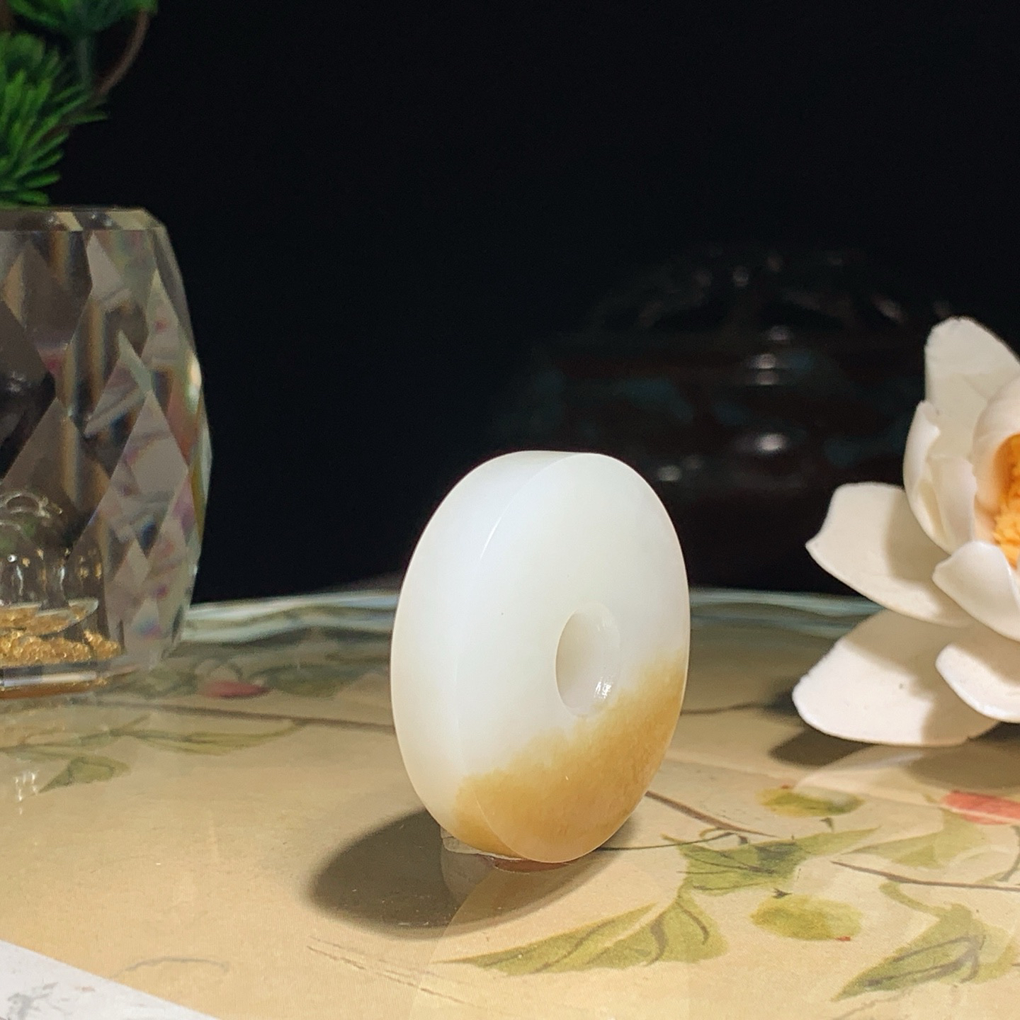 新疆和田玉且末糖平安扣挂件！尺寸30/7重13.8克。玉质细腻油润。手推出油。佩戴高端典雅。lt260610