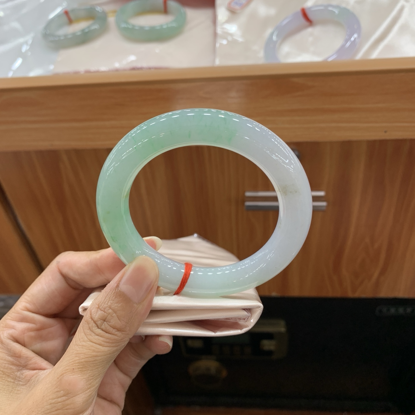 飘绿圆条翡翠手镯 58-12.2-12