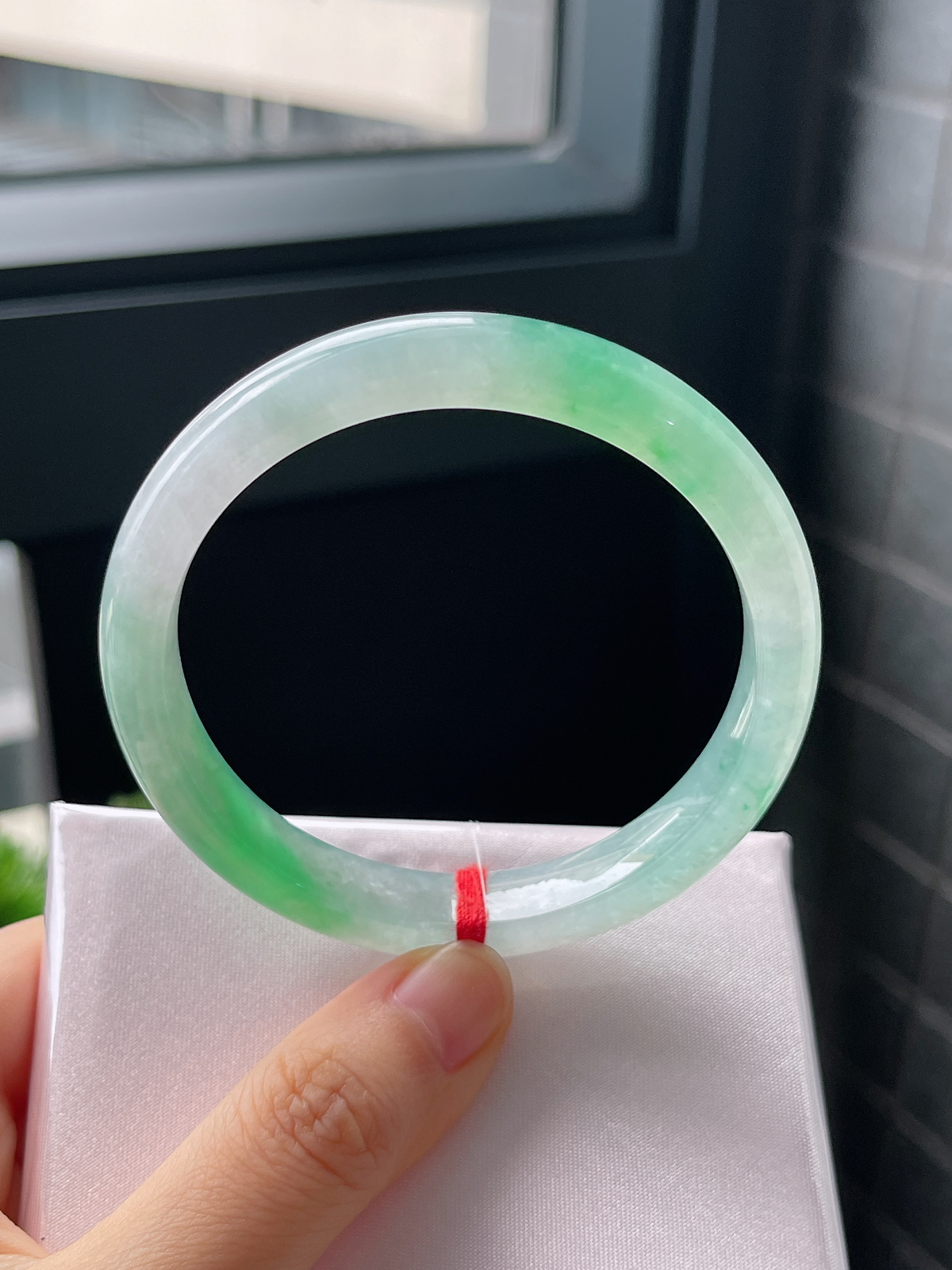 正圈57.5圈口，翡翠冰糯种飘绿手镯