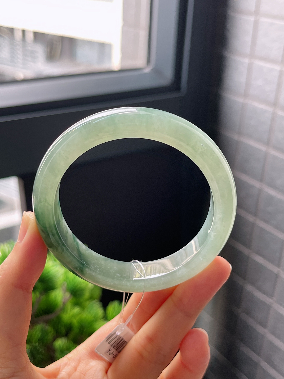 正圈56圈口，翡翠冰糯种飘绿手镯