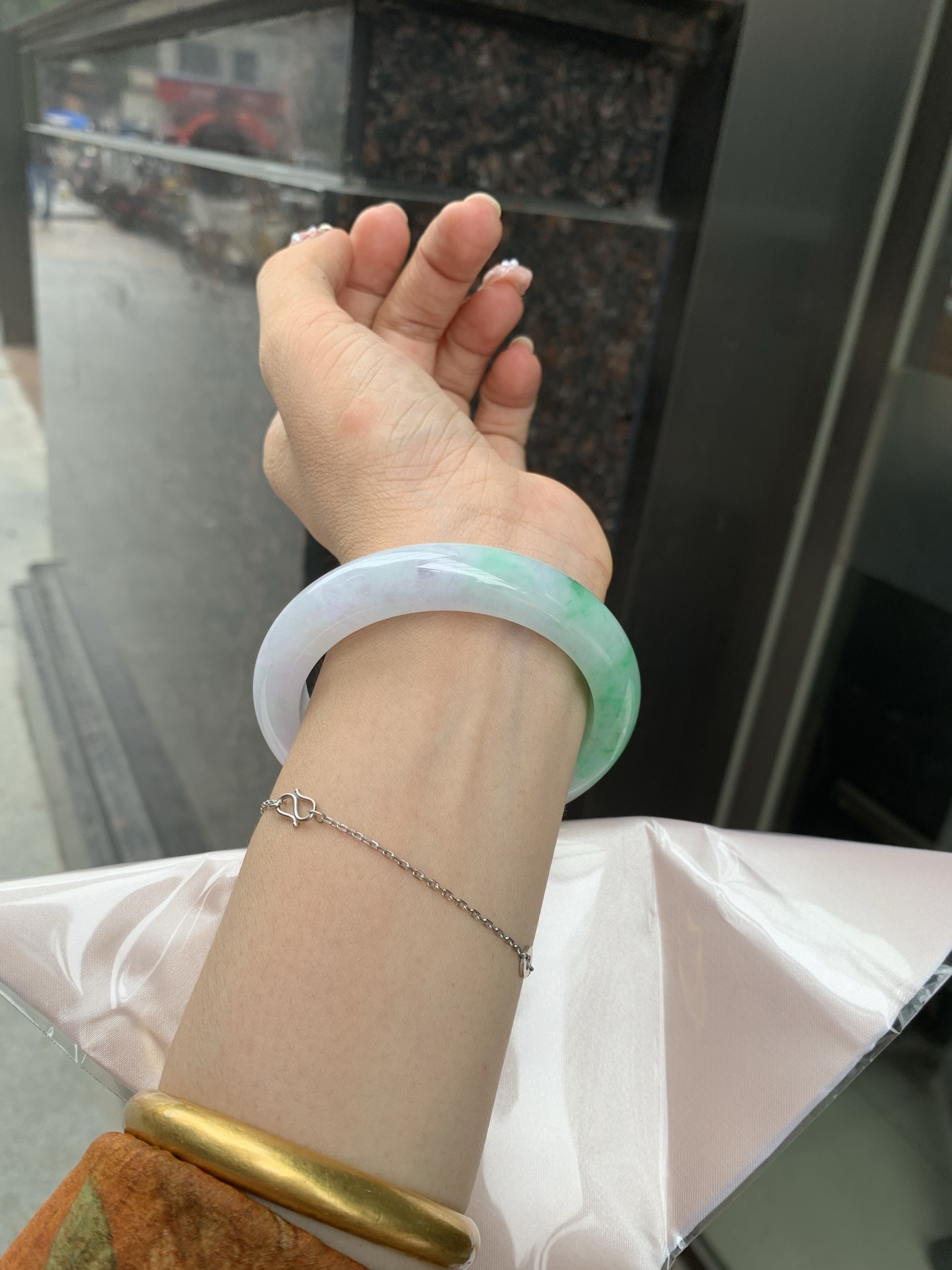 白底青正圈 56.3-9-11.7 0610-N929-2 打灯细纹，底妆水润，有淡淡紫底，半圈绿花点缀，镯色生香，腕间之美，水润中透着灵气，仙气缭绕，温婉可人，举手投足间皆是美好