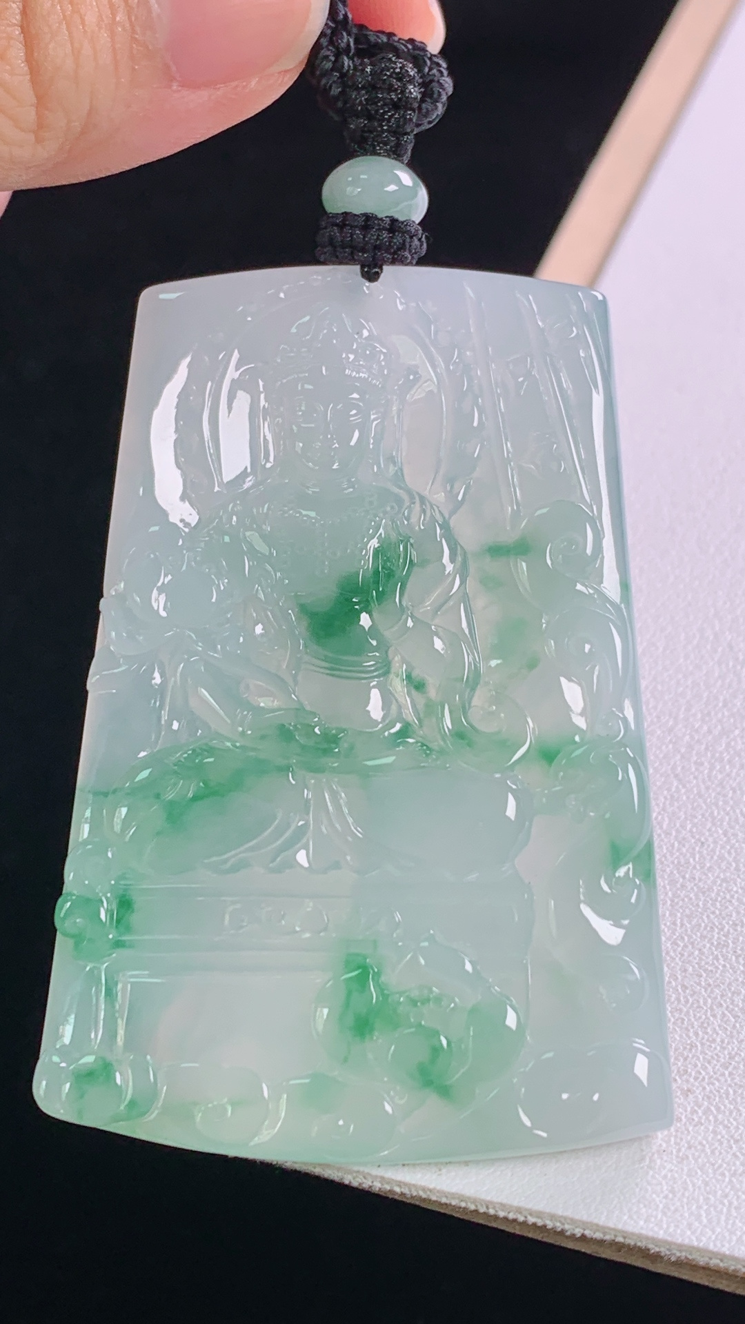 冰飘花大势至菩萨 花色灵动，水润细腻，无裂 尺寸:60.3-41.6-5.5mm