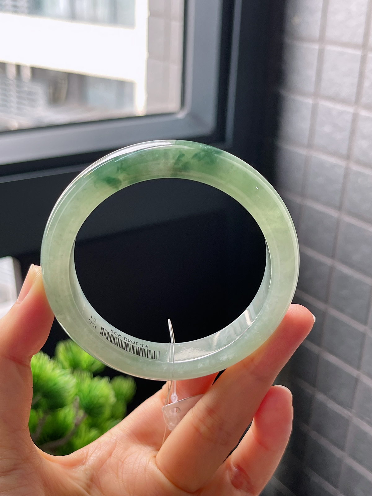 正圈56圈口，翡翠冰糯种飘绿手镯
