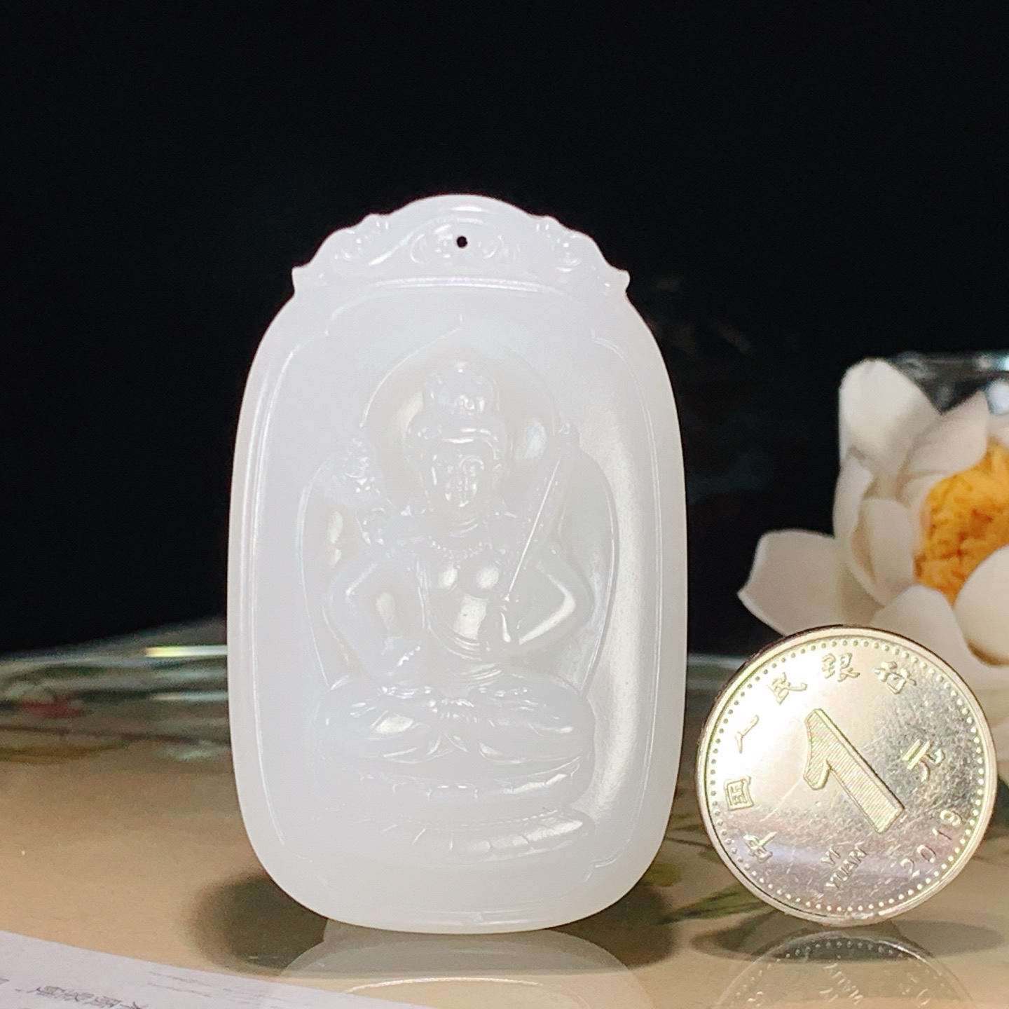 新疆和田玉羊脂白玉大势至菩萨挂件！尺寸53/33/8重33.5克。玉质细腻油润。手推出油。佩戴高端典雅。lt260610