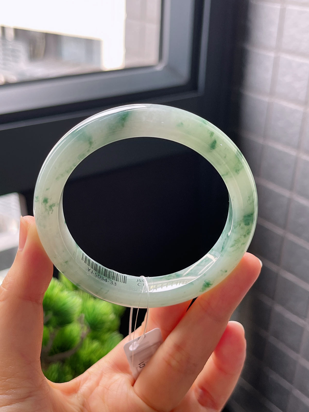 正圈55圈口，翡翠冰糯种飘绿手镯