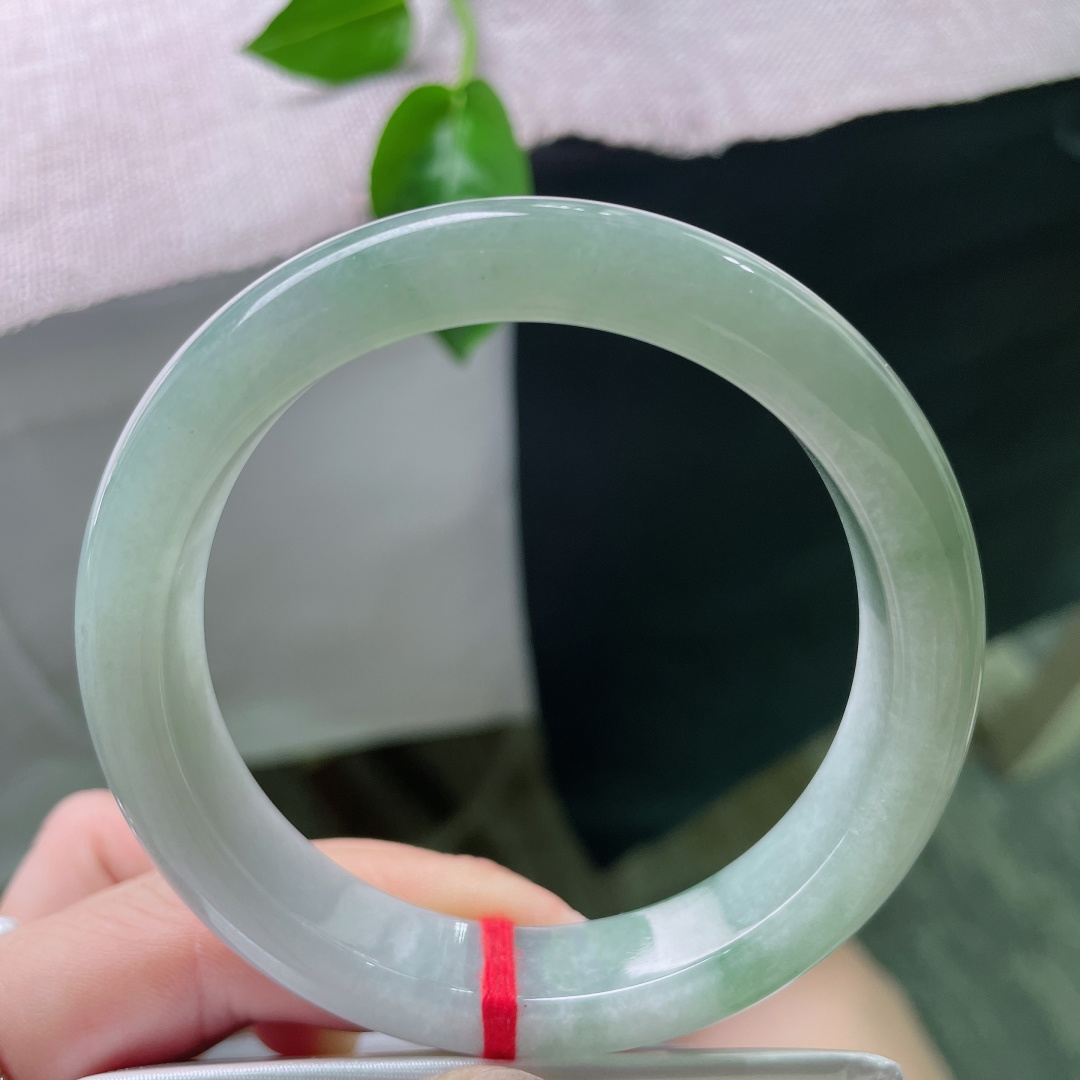 58.5/13/8.2，绿底正圈，水头好，丝丝缕缕飘花点缀，沉稳又不失庄重，无裂，ss54223a