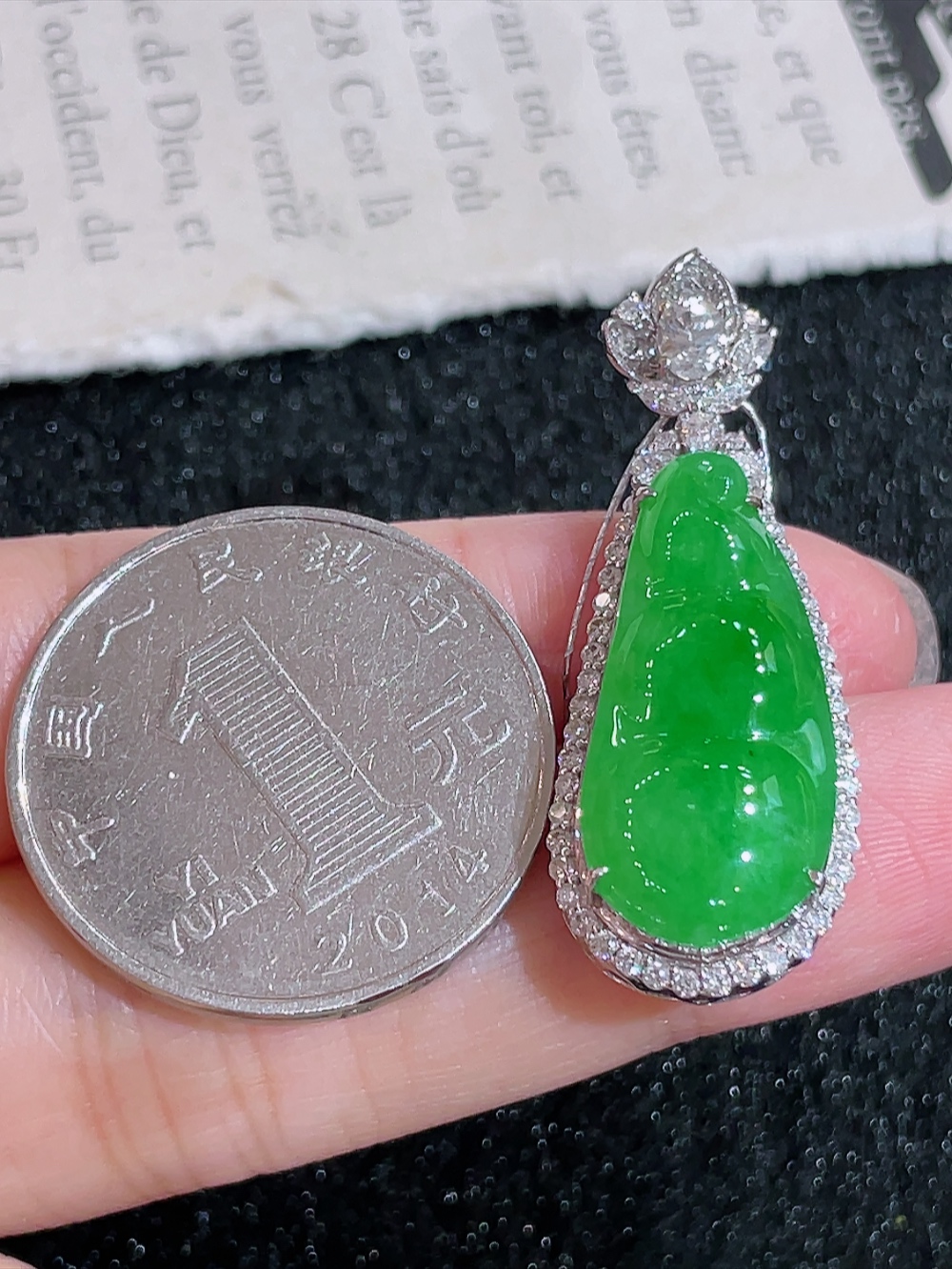 冰绿大福豆吊坠，无裂，18k金镶嵌，种水，重金镶嵌，南非钻镶，厚装饱满，福气满满，连中三元，高端大气，性比高37.0-13.6-8.9裸石23.8-11.0