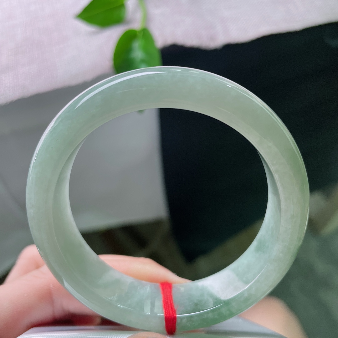 54.5/15.1/8，浅油绿正圈，宽版轮胎镯，大气端庄，水头好，种老，无裂，ss53219a