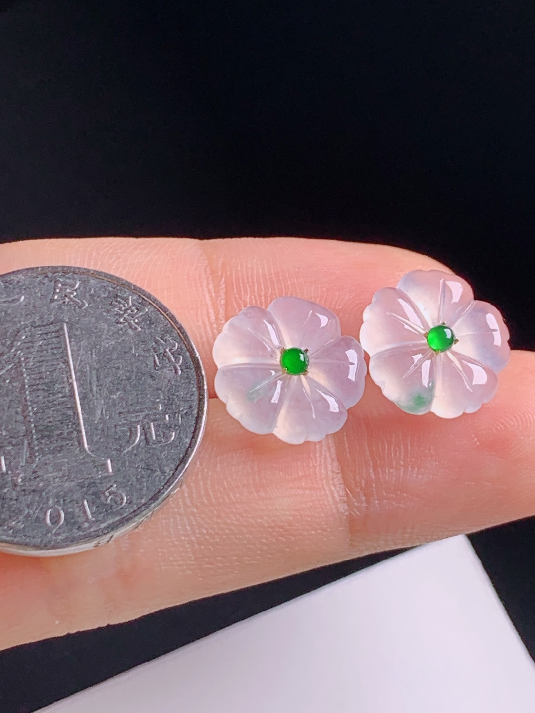 冰飘花花朵耳钉，冰润通透雕工细腻，阳绿配珠点缀清新雅致，小巧百搭
