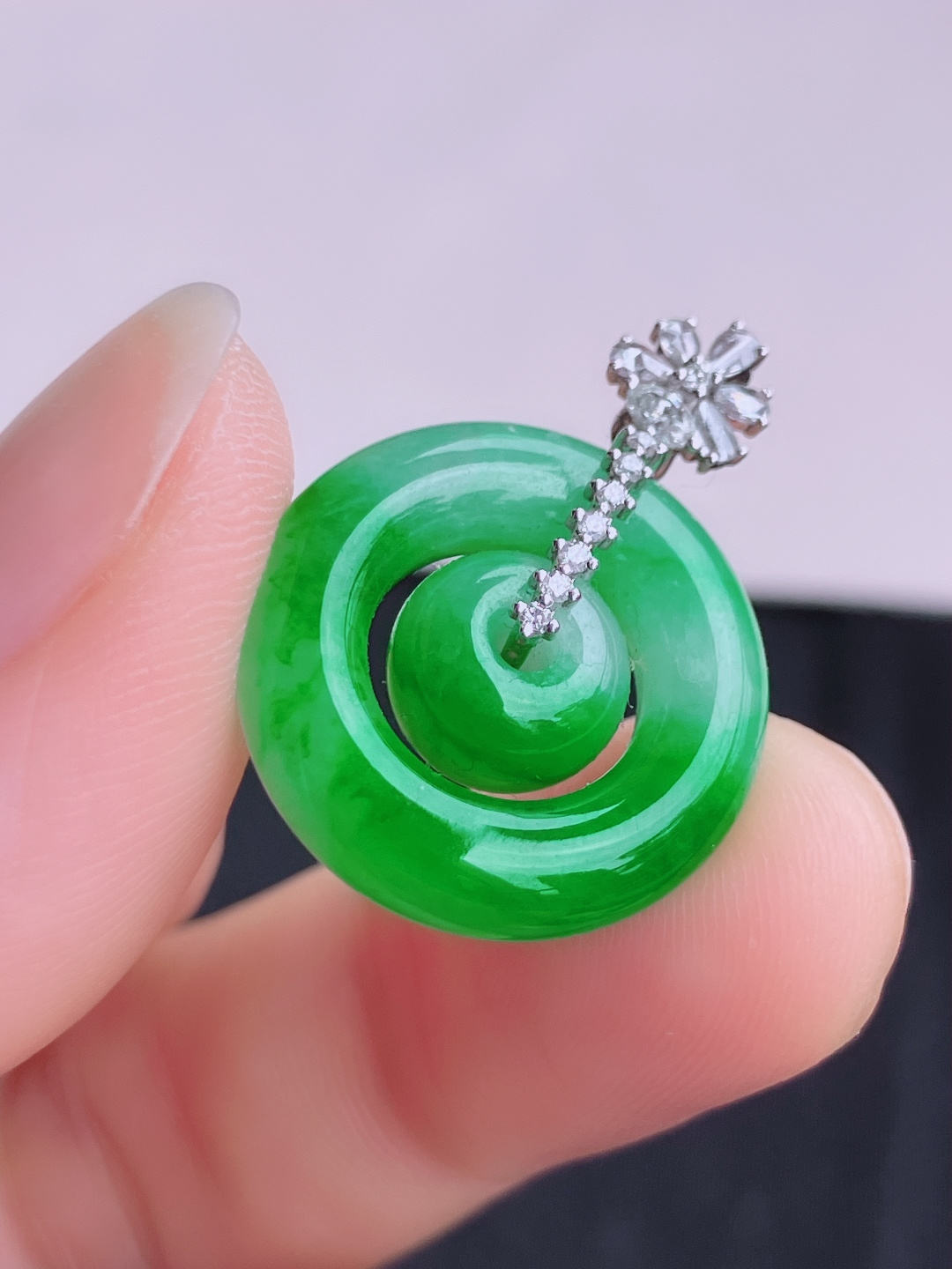 阳绿平安扣，色美清爽，尺寸26/19.3/5/自然光实拍