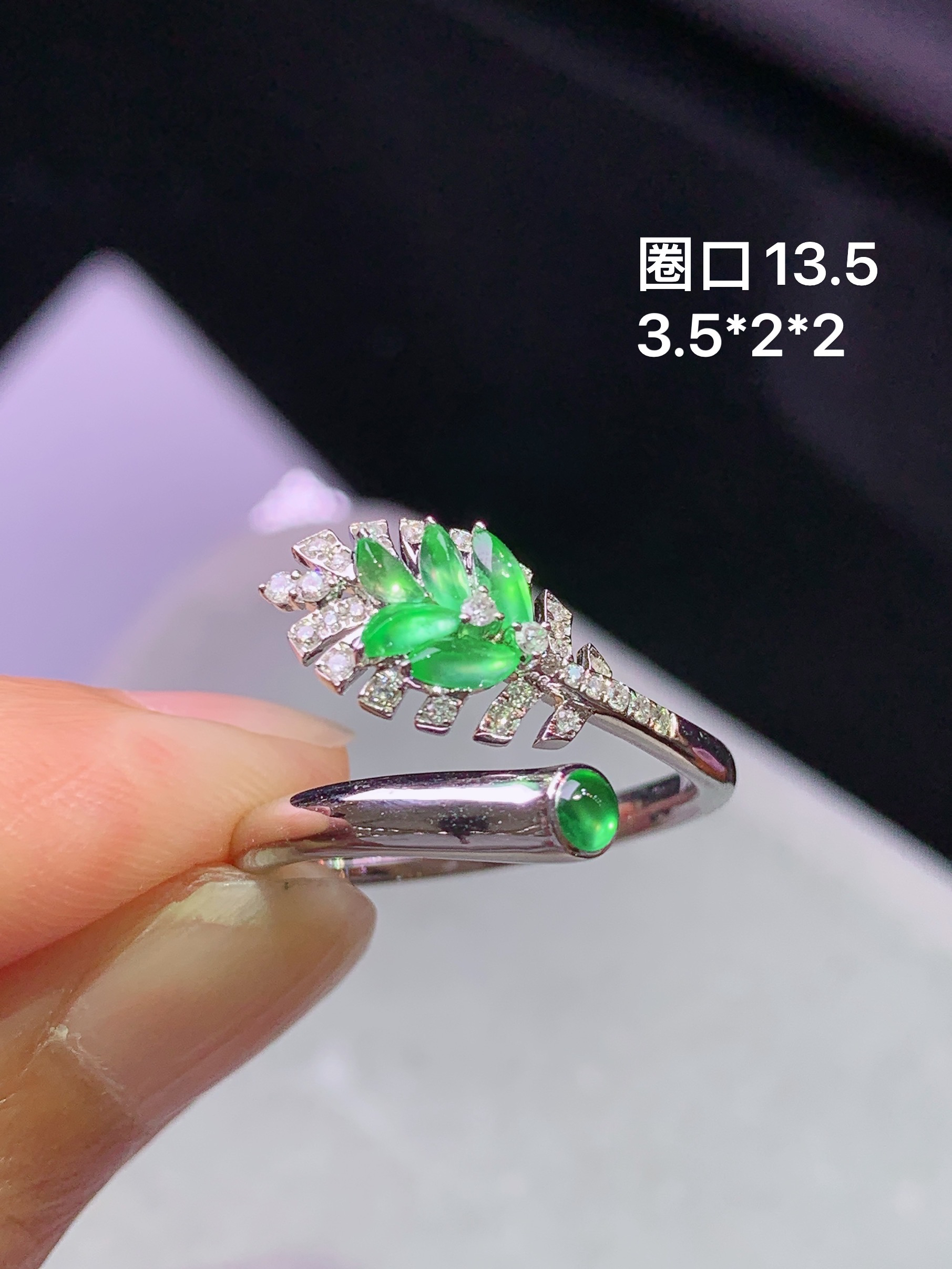 18k金钻镶嵌冰阳绿随形戒指 玉质细腻 色泽艳丽清新 圈口13.5 裸石尺寸3.5*2*2