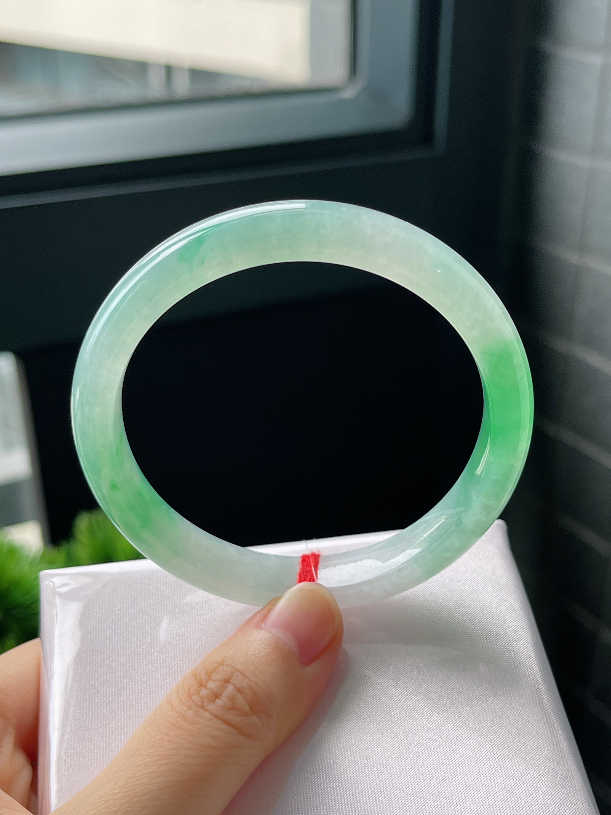 正圈57.5圈口，翡翠冰糯种飘绿手镯