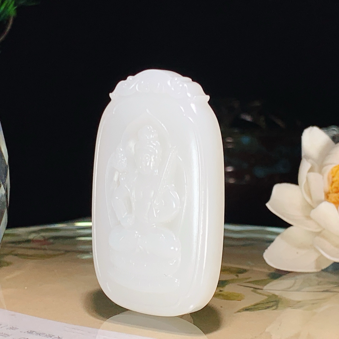 新疆和田玉羊脂白玉大势至菩萨挂件！尺寸53/33/8重33.5克。玉质细腻油润。手推出油。佩戴高端典