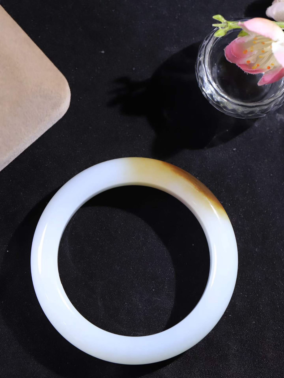 （温柔雅致.手镯）

收藏级臻品️和田玉糖白玉手镯。镯型饱满，温润细腻，脂润沁香。️执一卷书，沏一盏茶，着一袭裙，戴一只镯。淡淡浅笺，素心若兰，静赏玉中诗画。悠悠岁月，芊手轻摘，盛满诗样芳华。重78克   尺寸58-14.5-10.3mm    FDA-32601000