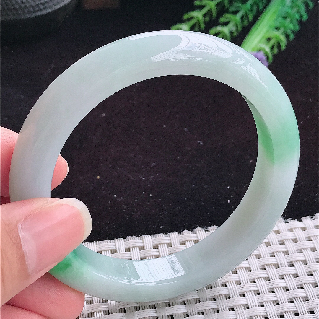 实拍A货翡翠56.8/11.9/8.8老坑精美问润飘阳绿手镯平安镯翡翠玉镯美人镯