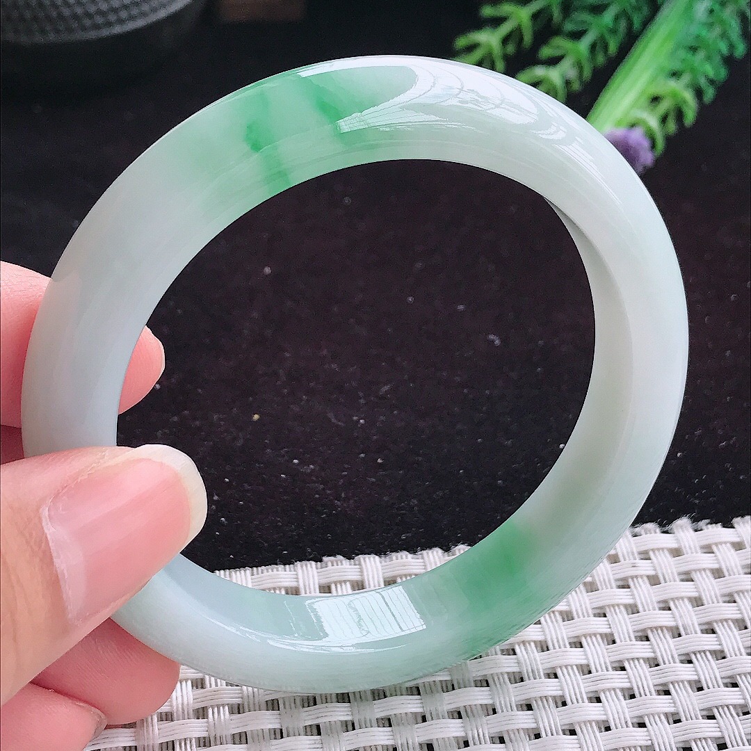实拍A货翡翠56.8/11.9/8.8老坑精美问润飘阳绿手镯平安镯翡翠玉镯美人镯