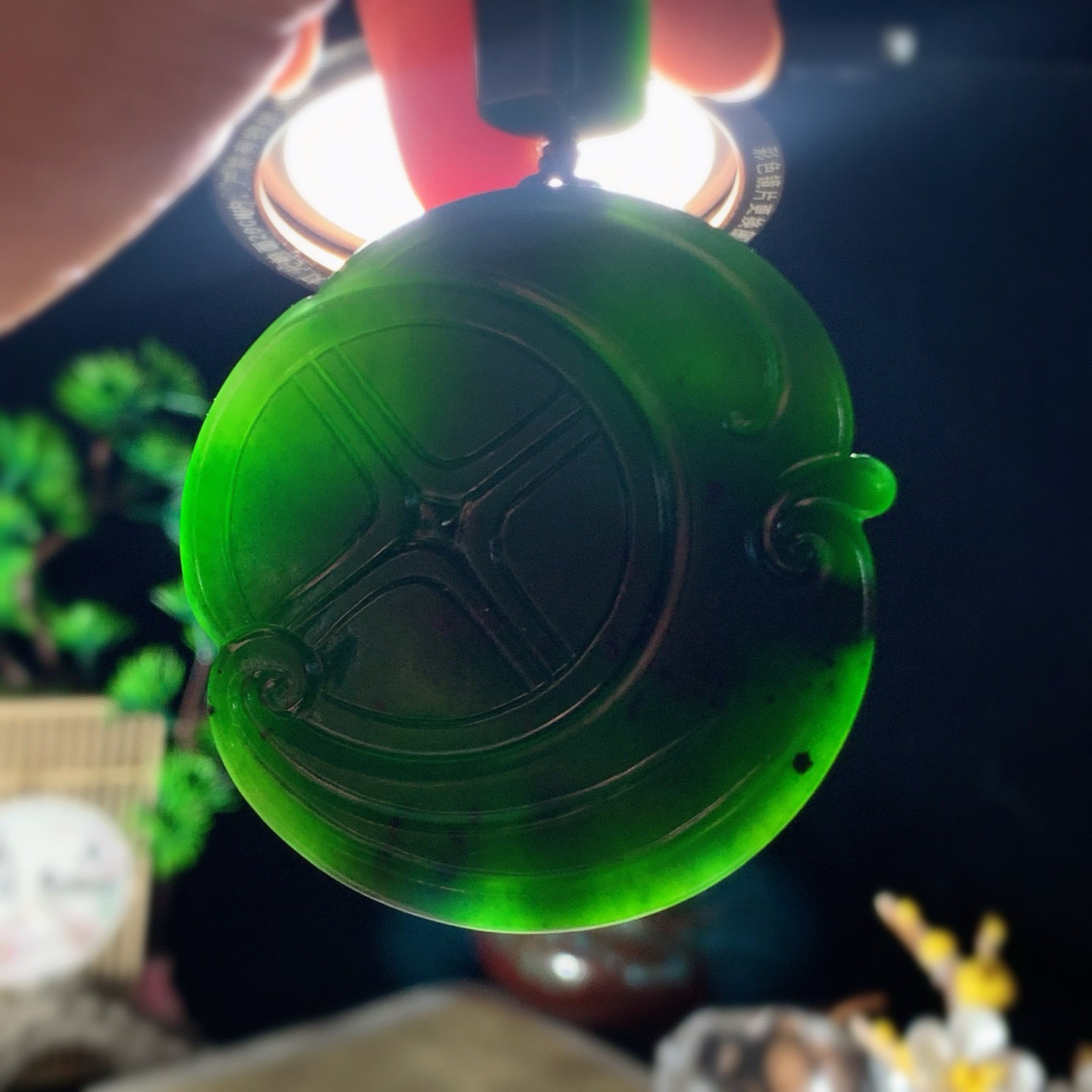 和田玉菠菜绿俄罗斯碧玉财神爷挂件 尺寸56/53/12重76克 玉质细腻油润 底色纯净 脂粉好，品质好。lt260610