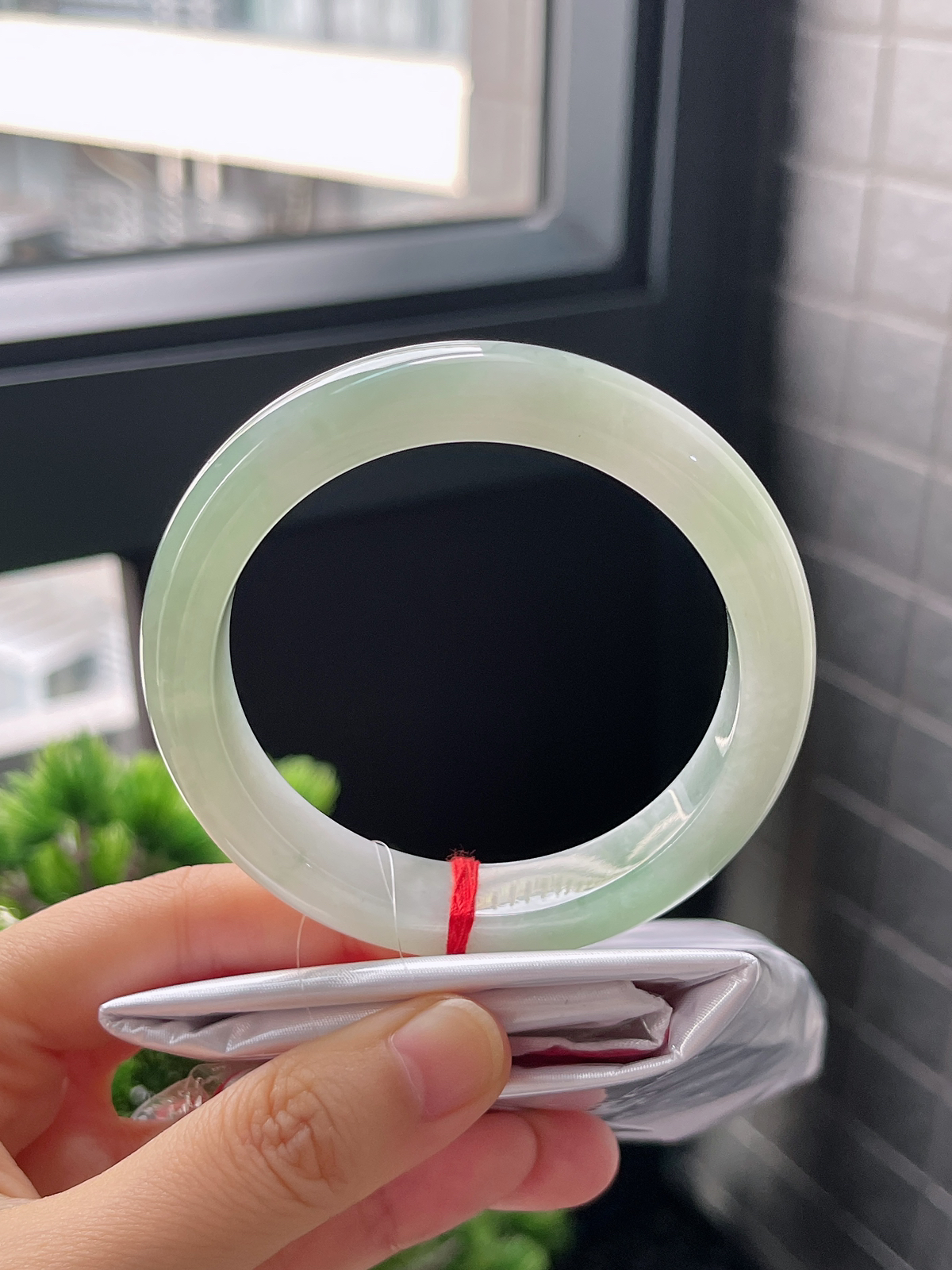 正圈57圈口，翡翠冰糯种淡绿色手镯