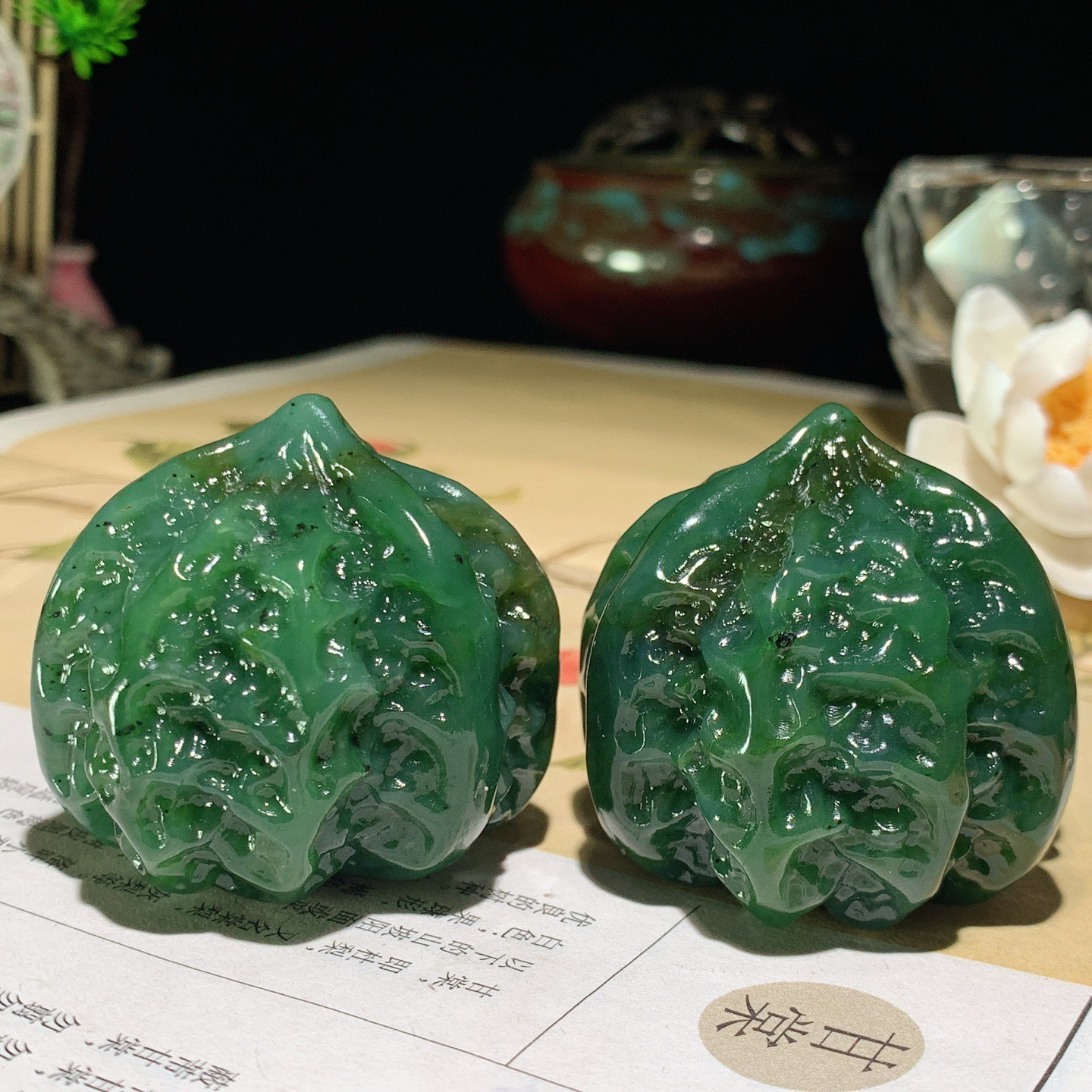 一对和田玉阳绿俄罗斯碧玉大权在握把件！单个尺寸40/44！玉质细腻油润 底色纯净 脂粉好，品质好。l