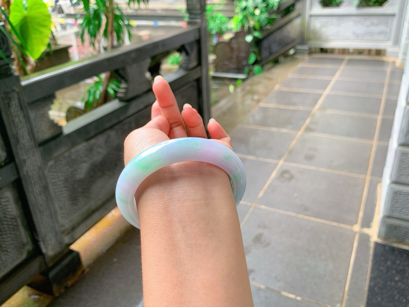 ｜57圈口
春彩，花色缠绕于一体，像盛开的花朵，不争不抢不妖艳，端庄典雅，